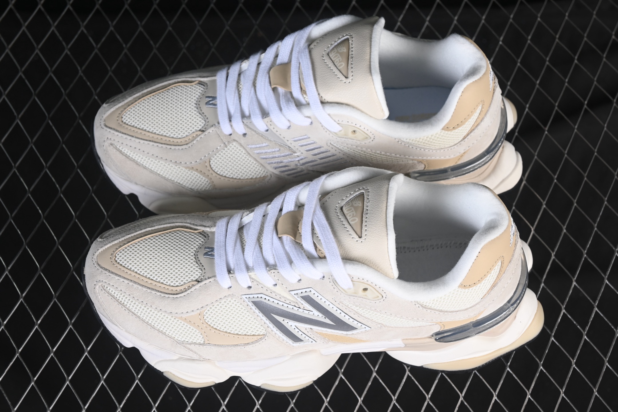 💰190纯原
New Balance NB9060 复古休闲运动慢跑鞋 U9060TAT
#最强性价版 采用大面积网眼以及麂皮材质覆盖鞋身，还原经典气质。搭载ABZORB避震科技，由泡沫聚酯制成，上脚可以有效减少由鞋底反弹对身体及双腿的冲击力
尺码：36 37 37.5 38 38.5 39 40 40.5 41 42 42.5 43 44 44.5 45 46.5 F.C3