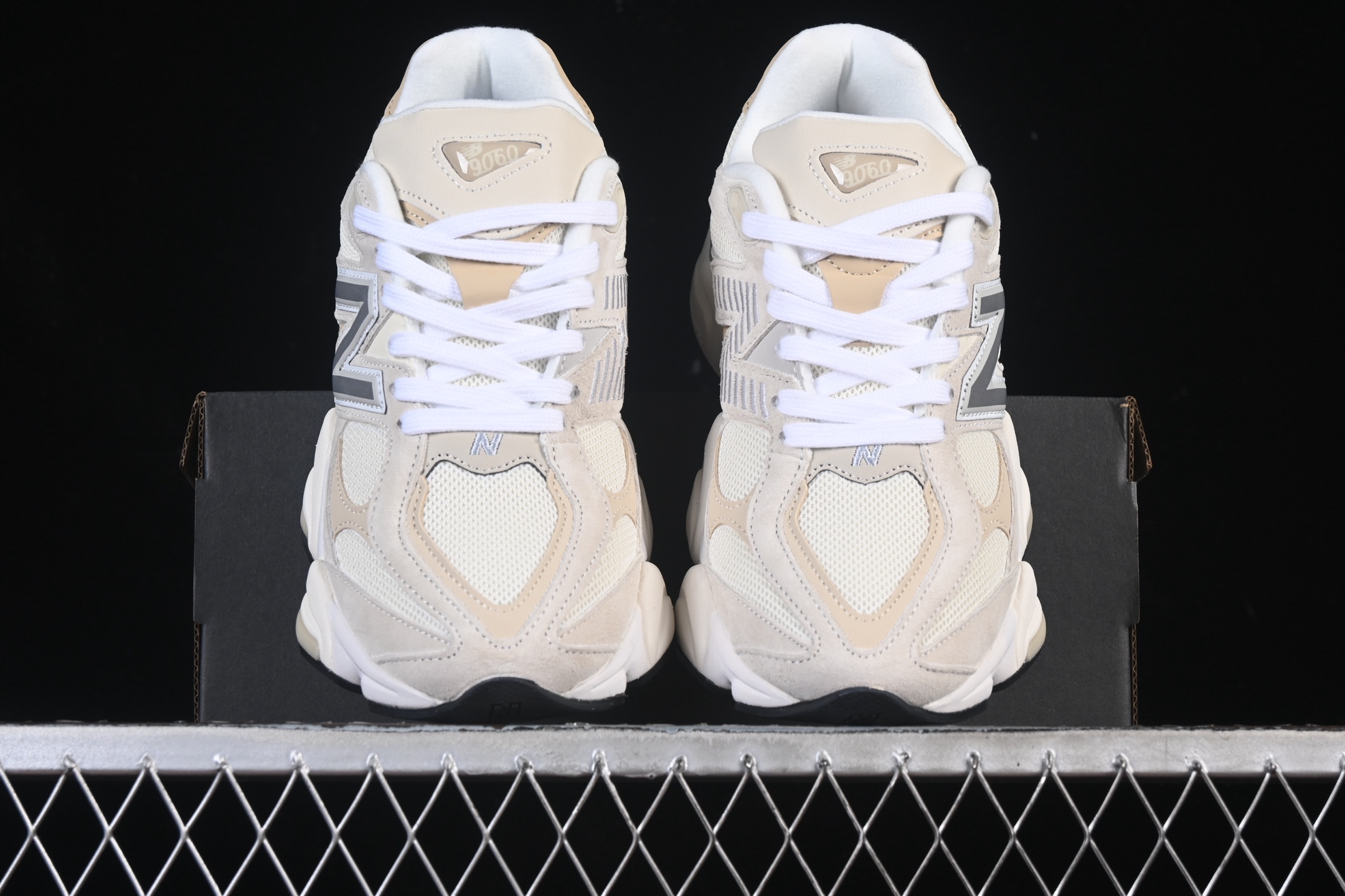 💰190纯原
New Balance NB9060 复古休闲运动慢跑鞋 U9060TAT
#最强性价版 采用大面积网眼以及麂皮材质覆盖鞋身，还原经典气质。搭载ABZORB避震科技，由泡沫聚酯制成，上脚可以有效减少由鞋底反弹对身体及双腿的冲击力
尺码：36 37 37.5 38 38.5 39 40 40.5 41 42 42.5 43 44 44.5 45 46.5 F.C3