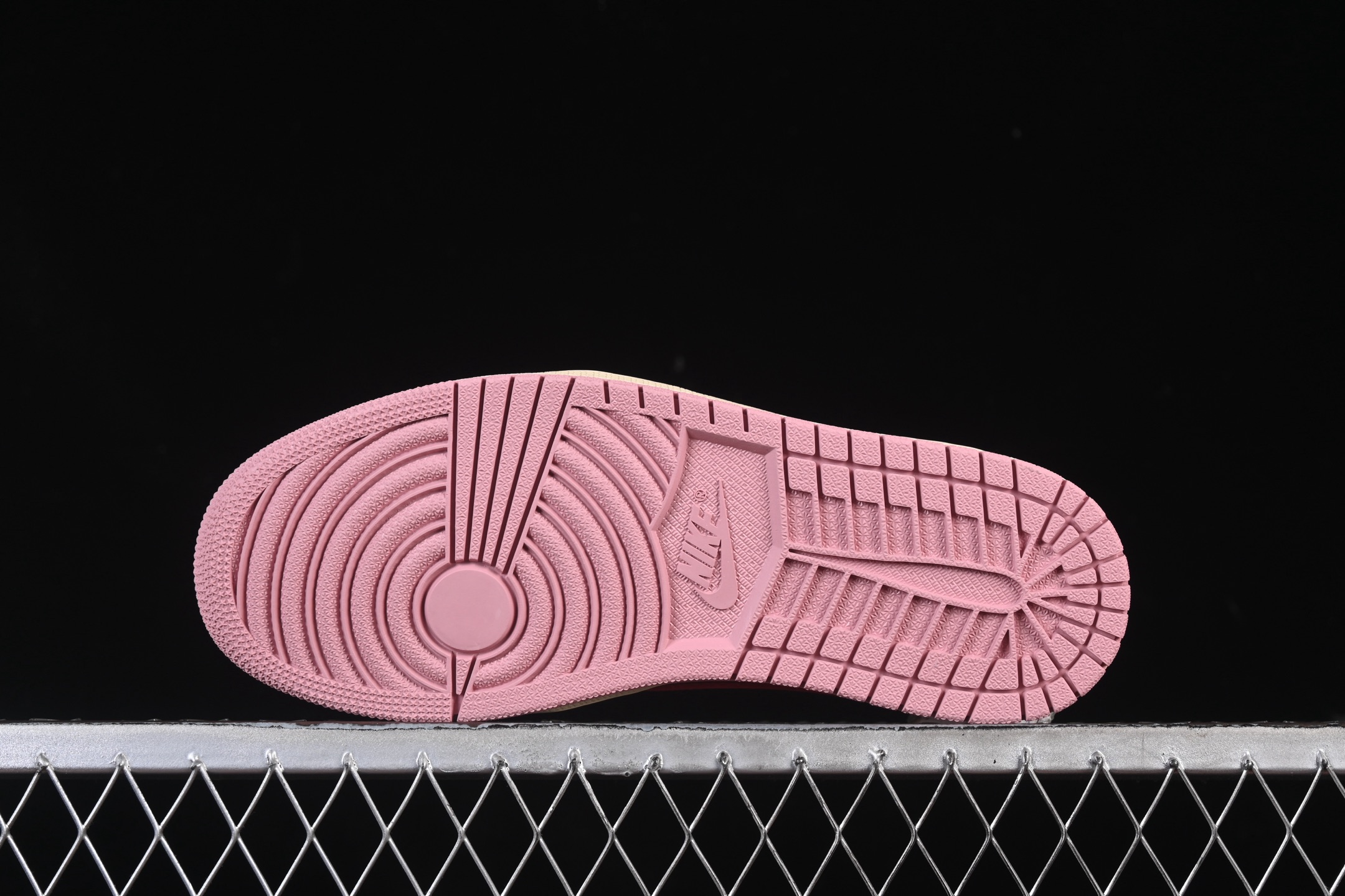 💰280公司级💰380纯原
Travis Scott x Air Jordan 1 Low OG AJ1 乔1倒勾低帮 DM7866-100
尺码：36 36.5 37.5 38 38.5 39 40 40.5 41 42 42.5 43 44 44.5 45 46 47.5 WMD4