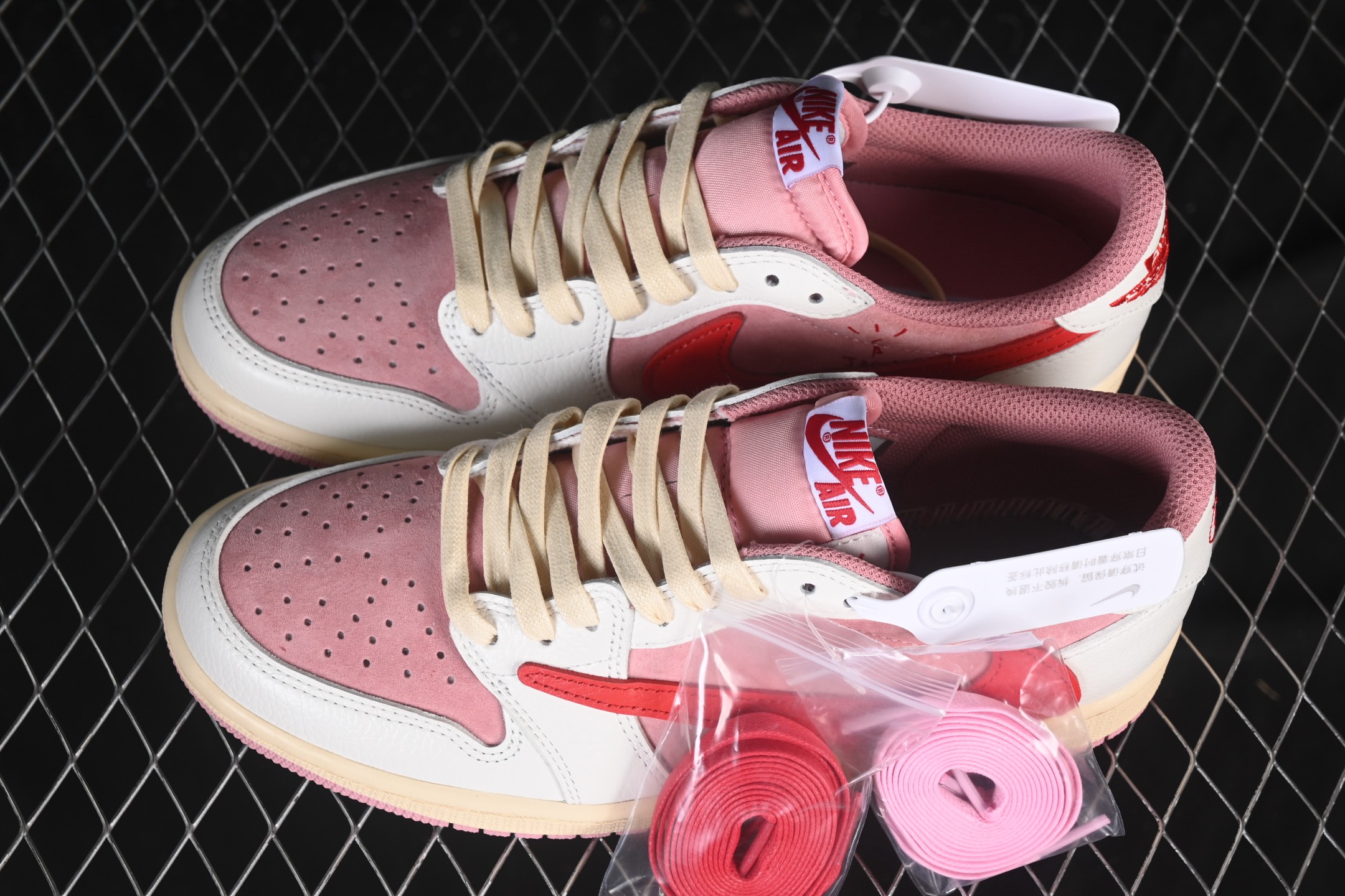 💰280公司级💰380纯原
Travis Scott x Air Jordan 1 Low OG AJ1 乔1倒勾低帮 DM7866-100
尺码：36 36.5 37.5 38 38.5 39 40 40.5 41 42 42.5 43 44 44.5 45 46 47.5 WMD4