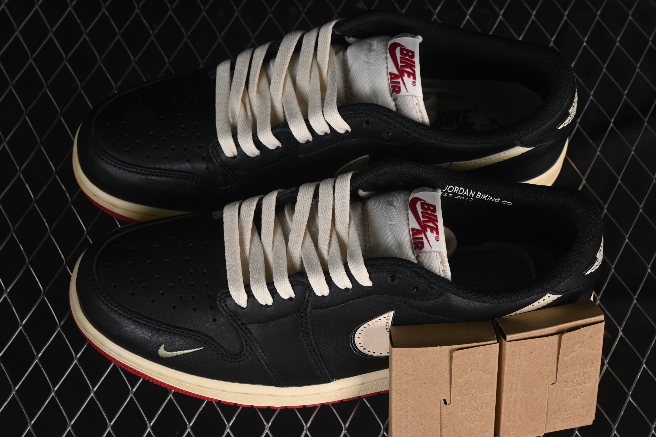 💰340外贸版 Nigel Sylvester x Air Jordan 1 Low AJ1 乔1联名 低帮文化休闲板鞋 IB8958-001
#鞋款延续 Nigel标志性风格，映入眼帘之时，仿佛自带故事。做旧外底与鞋面刻意打造的磨损细节，生动诠释“运动生活”理念。鞋头侧面增添了耐克勾勾刺绣标识点缀，鞋身以设计线条围绕，象征着臻于完美所需的进化、重复与精准工艺。无论是骑行、篮球还是社群建设，这些细节是为挚爱之事倾注热情的生动写照。
尺码：40 40.5 41 42 42.5 43 44 44.5 45 46 47.5 WMD4