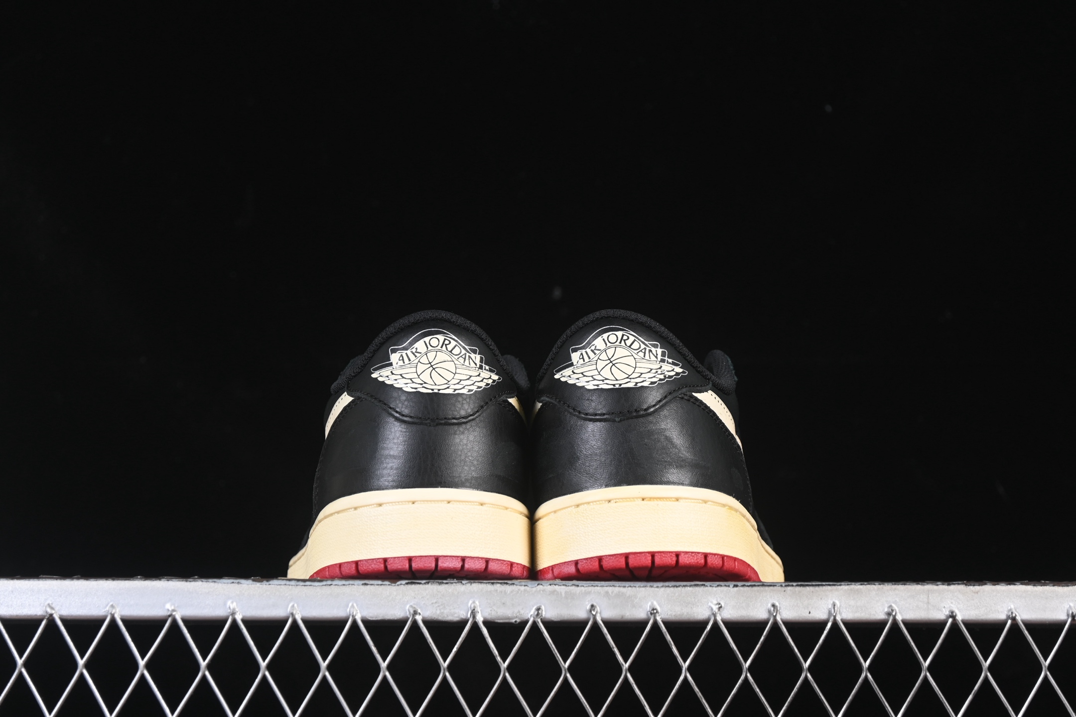 💰340外贸版 Nigel Sylvester x Air Jordan 1 Low AJ1 乔1联名 低帮文化休闲板鞋 IB8958-001
#鞋款延续 Nigel标志性风格，映入眼帘之时，仿佛自带故事。做旧外底与鞋面刻意打造的磨损细节，生动诠释“运动生活”理念。鞋头侧面增添了耐克勾勾刺绣标识点缀，鞋身以设计线条围绕，象征着臻于完美所需的进化、重复与精准工艺。无论是骑行、篮球还是社群建设，这些细节是为挚爱之事倾注热情的生动写照。
尺码：40 40.5 41 42 42.5 43 44 44.5 45 46 47.5 WMD4