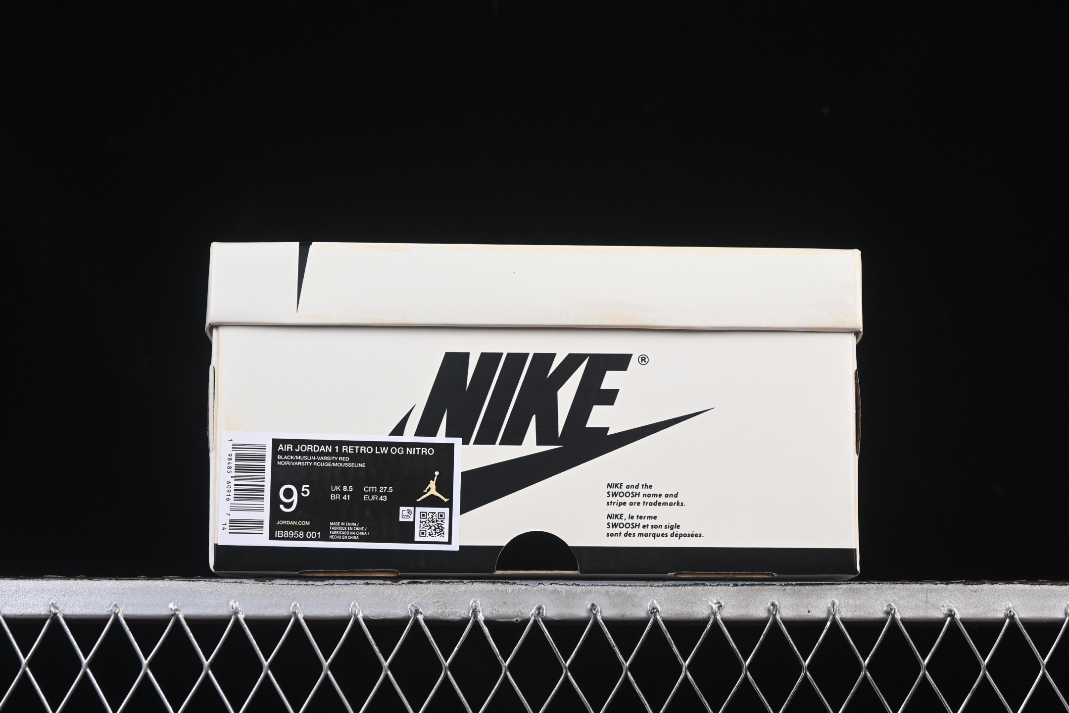 💰340外贸版 Nigel Sylvester x Air Jordan 1 Low AJ1 乔1联名 低帮文化休闲板鞋 IB8958-001
#鞋款延续 Nigel标志性风格，映入眼帘之时，仿佛自带故事。做旧外底与鞋面刻意打造的磨损细节，生动诠释“运动生活”理念。鞋头侧面增添了耐克勾勾刺绣标识点缀，鞋身以设计线条围绕，象征着臻于完美所需的进化、重复与精准工艺。无论是骑行、篮球还是社群建设，这些细节是为挚爱之事倾注热情的生动写照。
尺码：40 40.5 41 42 42.5 43 44 44.5 45 46 47.5 WMD4