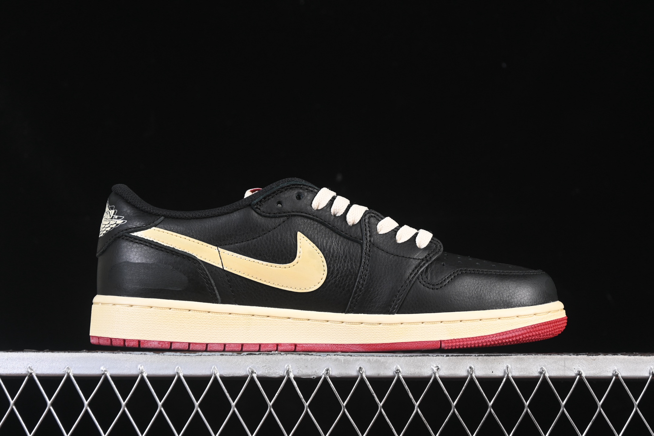 💰340外贸版 Nigel Sylvester x Air Jordan 1 Low AJ1 乔1联名 低帮文化休闲板鞋 IB8958-001
#鞋款延续 Nigel标志性风格，映入眼帘之时，仿佛自带故事。做旧外底与鞋面刻意打造的磨损细节，生动诠释“运动生活”理念。鞋头侧面增添了耐克勾勾刺绣标识点缀，鞋身以设计线条围绕，象征着臻于完美所需的进化、重复与精准工艺。无论是骑行、篮球还是社群建设，这些细节是为挚爱之事倾注热情的生动写照。
尺码：40 40.5 41 42 42.5 43 44 44.5 45 46 47.5 WMD4