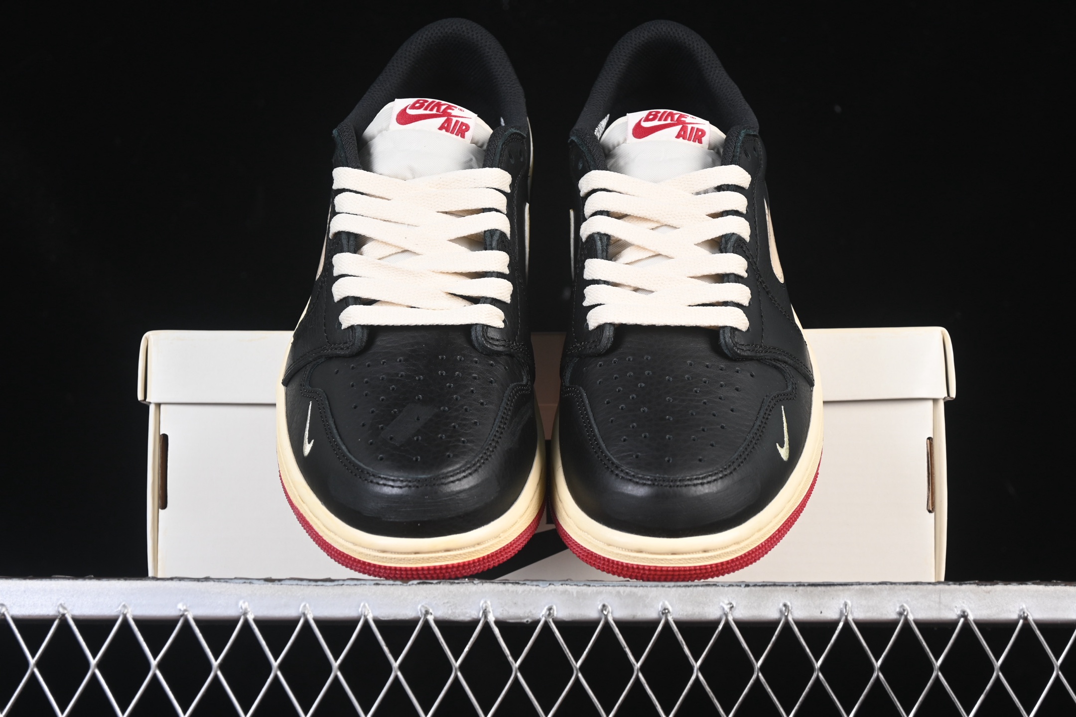 💰340外贸版 Nigel Sylvester x Air Jordan 1 Low AJ1 乔1联名 低帮文化休闲板鞋 IB8958-001
#鞋款延续 Nigel标志性风格，映入眼帘之时，仿佛自带故事。做旧外底与鞋面刻意打造的磨损细节，生动诠释“运动生活”理念。鞋头侧面增添了耐克勾勾刺绣标识点缀，鞋身以设计线条围绕，象征着臻于完美所需的进化、重复与精准工艺。无论是骑行、篮球还是社群建设，这些细节是为挚爱之事倾注热情的生动写照。
尺码：40 40.5 41 42 42.5 43 44 44.5 45 46 47.5 WMD4