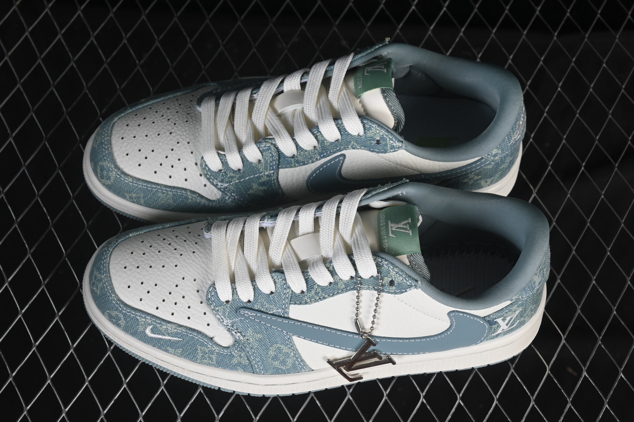 💰280公司级💰380纯原
Travis Scott x Fragment Design x Air Jordan 1 Low OG SP AJ1 乔1 LV联名 青色牛仔 低帮文化休闲板鞋 SC0601-057
#多方联名合作融合了Travis Scott 独特的音乐风格，藤原浩个性的设计风格以及Jordan品牌的经典元素 使其成为一双具有独特身份和价值的鞋子 清新而立体的外观加上联名标识更突出了其独特身份 这种配色方案显示出活力和时尚感 在视觉上引人注目 鞋身的质感和细腻的细节处理使其显得高端而格调十足 这款“倒钩”联名是设计与创意完美结合 融合多方的个性风格是一款备受瞩目的潮流鞋款
尺码：36 36.5 37.5 38 38.5 39 40 40.5 41 42 42.5 43 44 44.5 45 9.E5