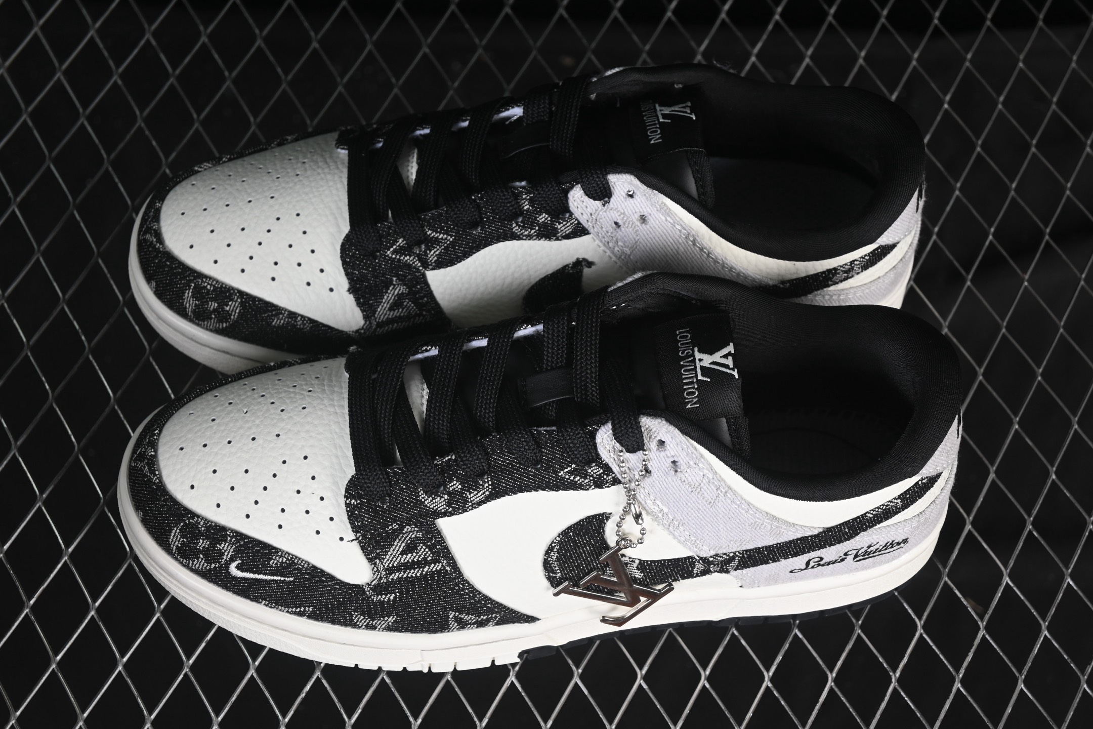 💰280公司级💰360纯原
Nike SB Dunk Low LV联名 黑灰牛仔 高端定制 低帮休闲板鞋 SC0601-473
#定制鞋盒 大厂纯原品质出货 超高清洁度 皮料切割干净无任何毛边 细节完美 
尺码：36 36.5 37.5 38 38.5 39 40 40.5 41 42 42.5 43 44 44.5 45 9.E5