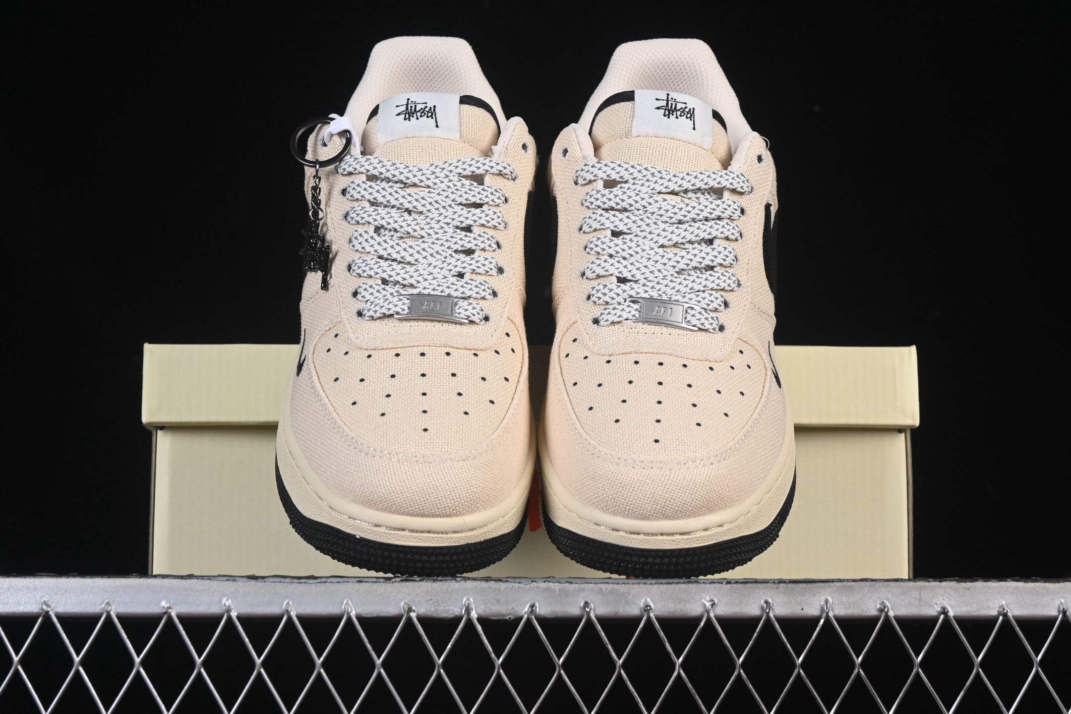 💰280纯原
Nike Air Force 1'07 Low 斯图西联名 米黑帆布 空军一号低帮休闲板鞋 XX3168-155
#原楦头原纸板 原装鞋盒 定制五金配件 内置全掌气垫 原厂鞋底 
尺码：36 36.5 37.5 38 38.5 39 40 40.5 41 42 42.5 43 44 44.5 45 9.D4