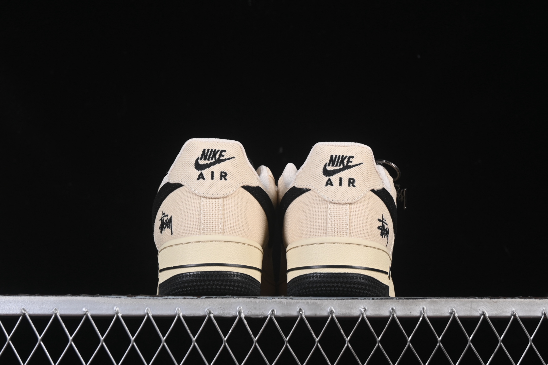 💰280纯原
Nike Air Force 1'07 Low 斯图西联名 米黑帆布 空军一号低帮休闲板鞋 XX3168-155
#原楦头原纸板 原装鞋盒 定制五金配件 内置全掌气垫 原厂鞋底 
尺码：36 36.5 37.5 38 38.5 39 40 40.5 41 42 42.5 43 44 44.5 45 9.D4
