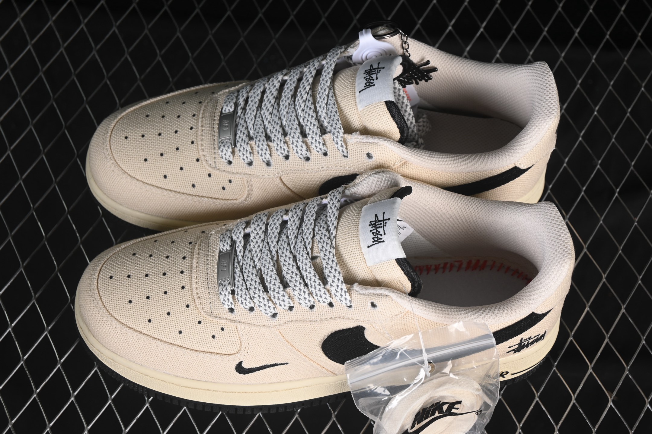 💰280纯原
Nike Air Force 1'07 Low 斯图西联名 米黑帆布 空军一号低帮休闲板鞋 XX3168-155
#原楦头原纸板 原装鞋盒 定制五金配件 内置全掌气垫 原厂鞋底 
尺码：36 36.5 37.5 38 38.5 39 40 40.5 41 42 42.5 43 44 44.5 45 9.D4