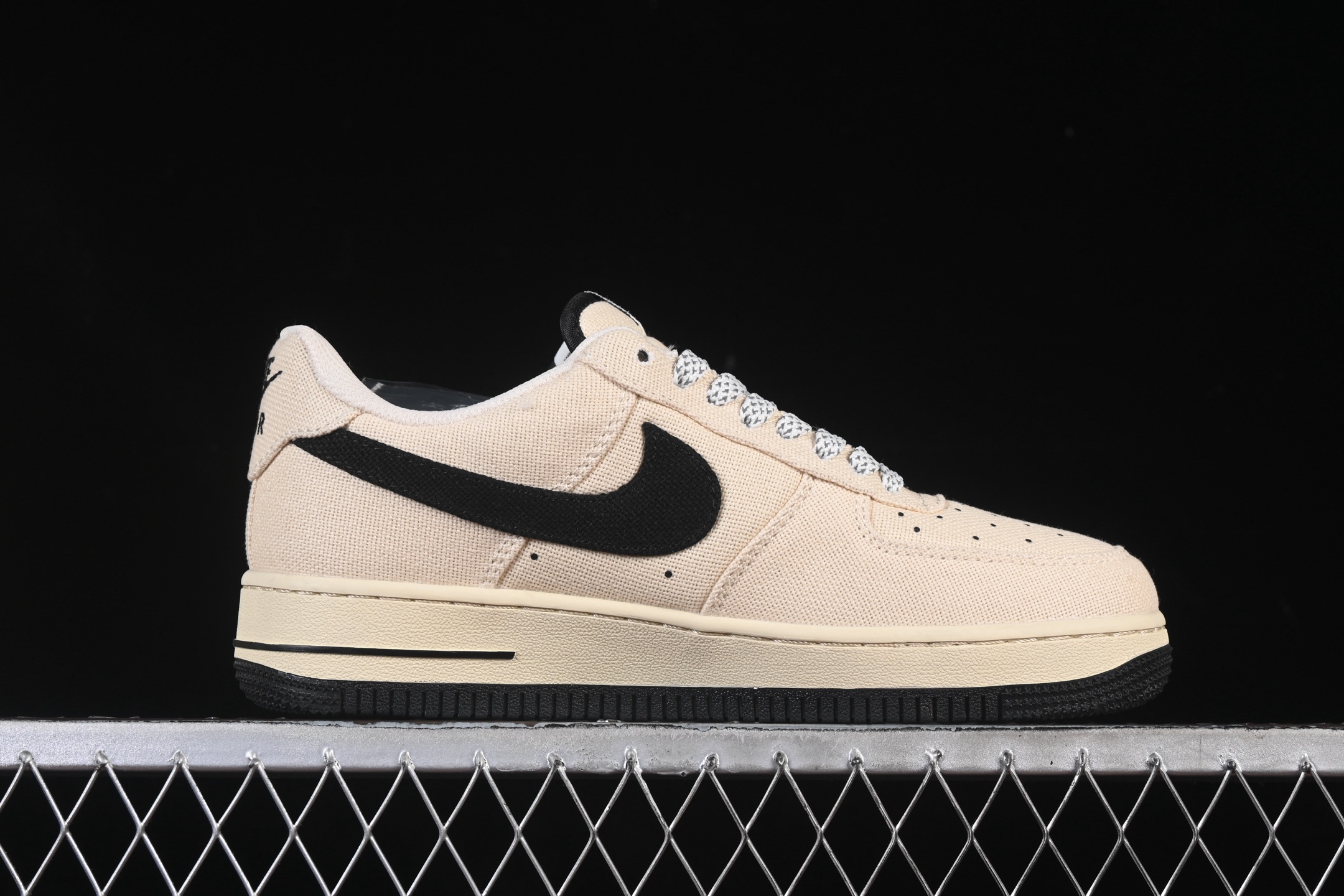 💰280纯原
Nike Air Force 1'07 Low 斯图西联名 米黑帆布 空军一号低帮休闲板鞋 XX3168-155
#原楦头原纸板 原装鞋盒 定制五金配件 内置全掌气垫 原厂鞋底 
尺码：36 36.5 37.5 38 38.5 39 40 40.5 41 42 42.5 43 44 44.5 45 9.D4