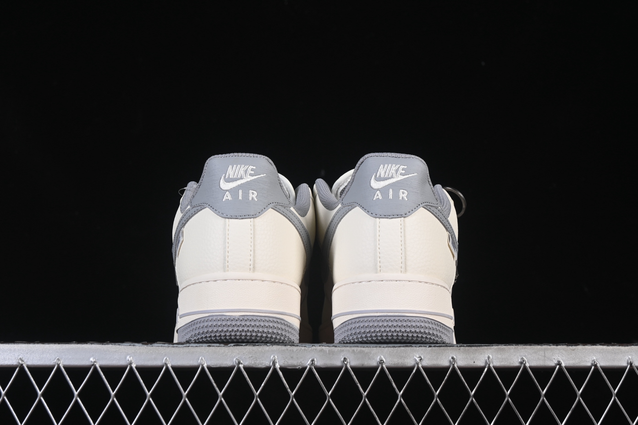 💰280纯原
Nike Air Force 1'07 Low 耐克树纹经典灰 空军一号低帮休闲板鞋 SM6668-106
#原楦头原纸板 原装鞋盒 定制五金配件 内置全掌气垫 原厂鞋底 
尺码：36 36.5 37.5 38 38.5 39 40 40.5 41 42 42.5 43 44 44.5 45 9.D4