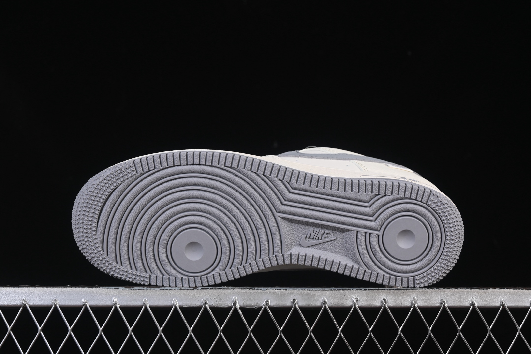 💰280纯原
Nike Air Force 1'07 Low 耐克树纹经典灰 空军一号低帮休闲板鞋 SM6668-106
#原楦头原纸板 原装鞋盒 定制五金配件 内置全掌气垫 原厂鞋底 
尺码：36 36.5 37.5 38 38.5 39 40 40.5 41 42 42.5 43 44 44.5 45 9.D4
