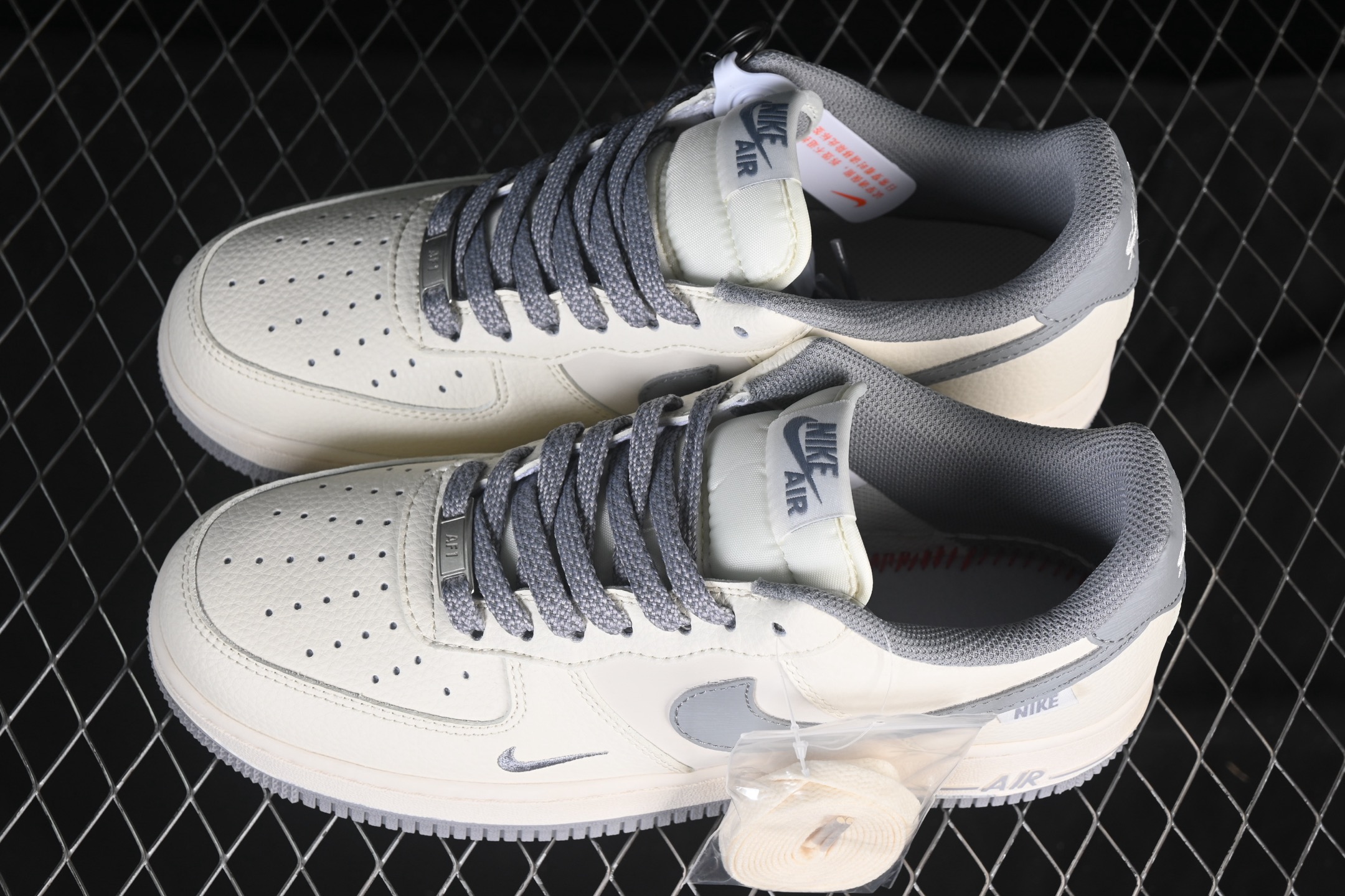 💰280纯原
Nike Air Force 1'07 Low 耐克树纹经典灰 空军一号低帮休闲板鞋 SM6668-106
#原楦头原纸板 原装鞋盒 定制五金配件 内置全掌气垫 原厂鞋底 
尺码：36 36.5 37.5 38 38.5 39 40 40.5 41 42 42.5 43 44 44.5 45 9.D4