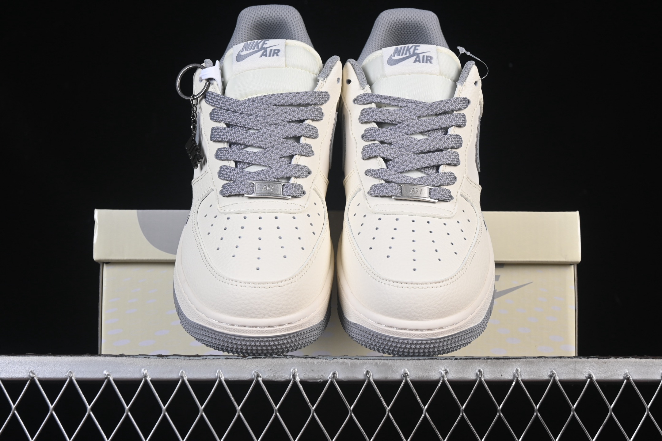 💰280纯原
Nike Air Force 1'07 Low 耐克树纹经典灰 空军一号低帮休闲板鞋 SM6668-106
#原楦头原纸板 原装鞋盒 定制五金配件 内置全掌气垫 原厂鞋底 
尺码：36 36.5 37.5 38 38.5 39 40 40.5 41 42 42.5 43 44 44.5 45 9.D4