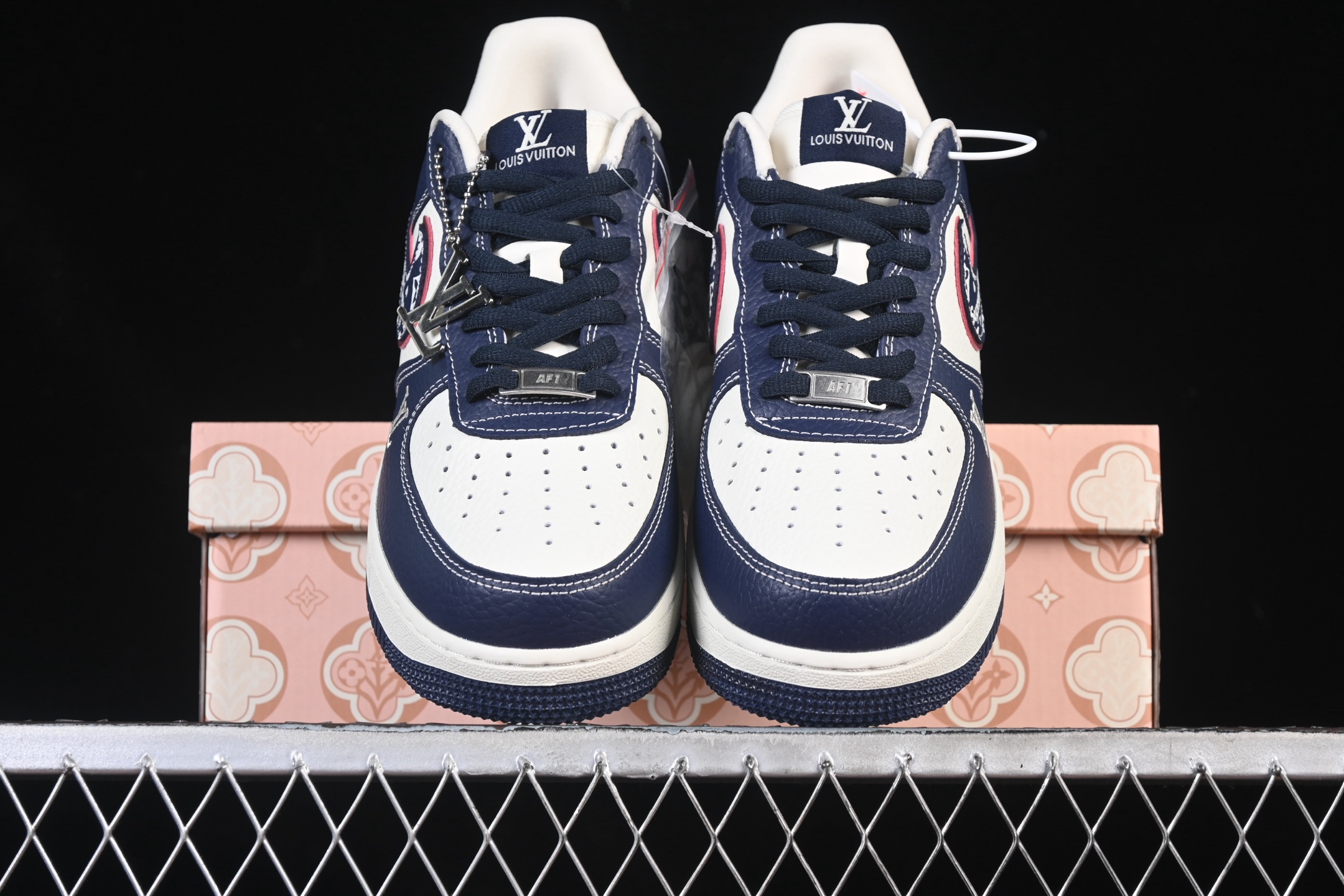 💰300纯原
 Nike Air Force 1'07 Low Sup三方联名 白蓝酒红 空军一号低帮休闲板鞋 YF9511-801
#原楦头原纸板 原装鞋盒 定制五金配件 内置全掌气垫 原厂鞋底 
尺码：36 36.5 37.5 38 38.5 39 40 40.5 41 42 42.5 43 44 44.5 45 9.D4