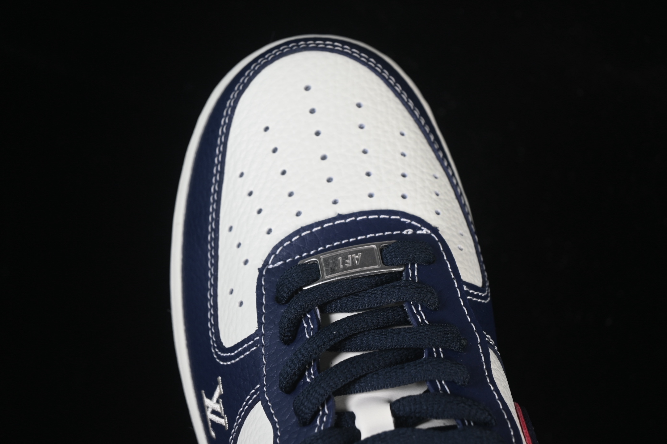 💰300纯原
 Nike Air Force 1'07 Low Sup三方联名 白蓝酒红 空军一号低帮休闲板鞋 YF9511-801
#原楦头原纸板 原装鞋盒 定制五金配件 内置全掌气垫 原厂鞋底 
尺码：36 36.5 37.5 38 38.5 39 40 40.5 41 42 42.5 43 44 44.5 45 9.D4