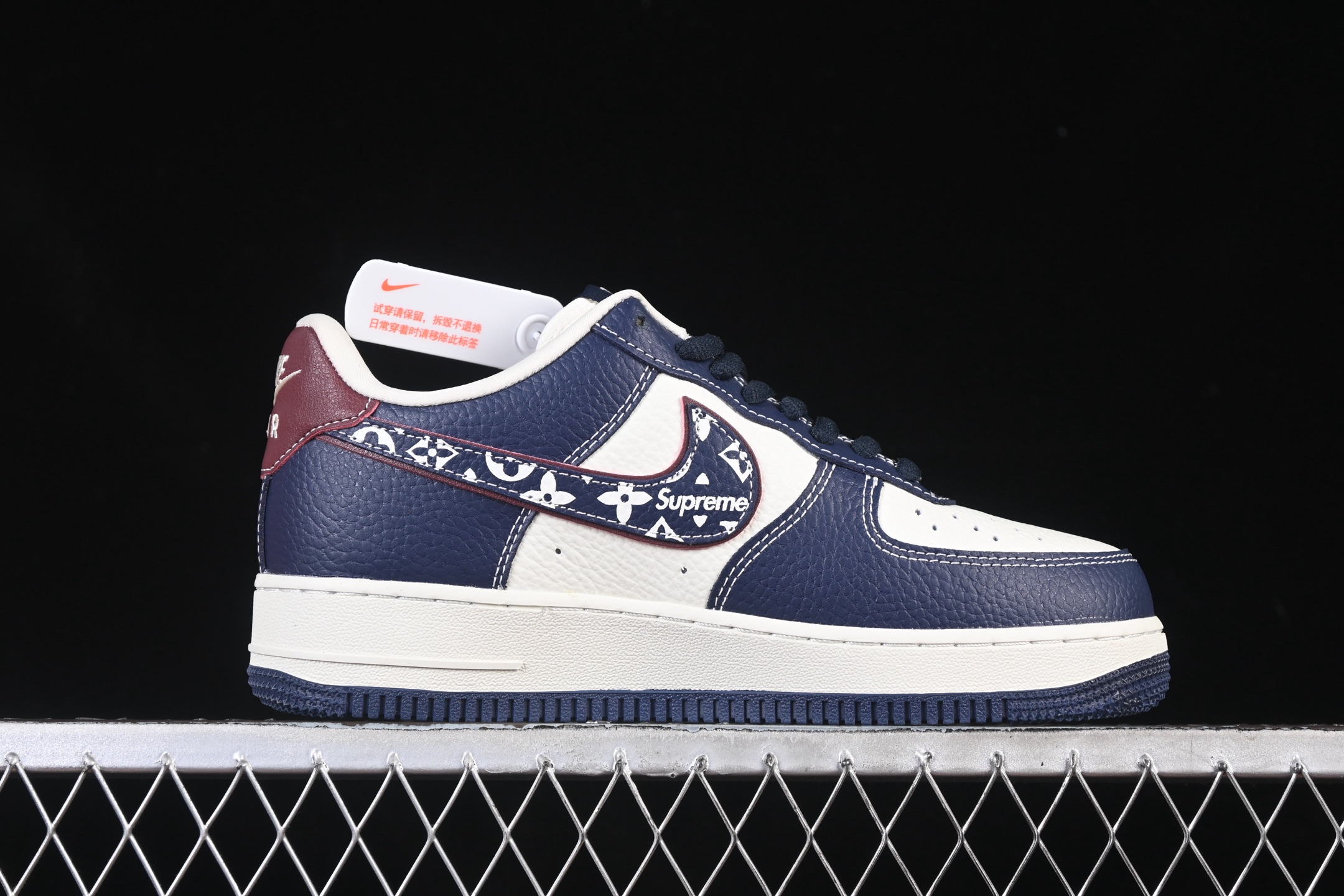 💰300纯原
 Nike Air Force 1'07 Low Sup三方联名 白蓝酒红 空军一号低帮休闲板鞋 YF9511-801
#原楦头原纸板 原装鞋盒 定制五金配件 内置全掌气垫 原厂鞋底 
尺码：36 36.5 37.5 38 38.5 39 40 40.5 41 42 42.5 43 44 44.5 45 9.D4