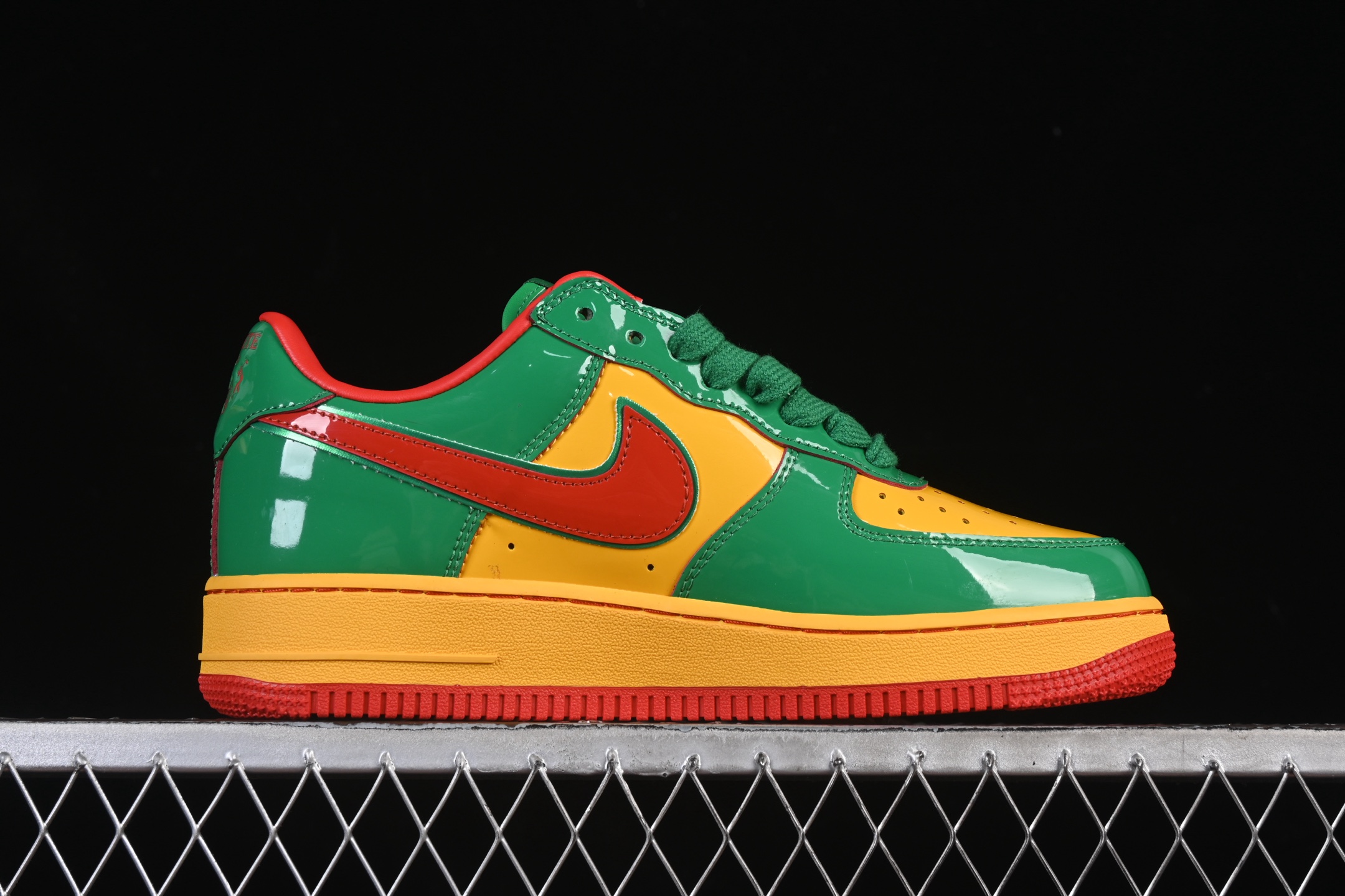 💰440纯原 Lil Yachty x Nike Air Force 1'07 Low 联名款 打工人2.0 空军一号低帮休闲板鞋 IH4383-300
#鞋身通体采用漆皮材质打造，配色方面也一改初代的简约设计，采用黄/绿/红三色呈现，辨识度拉满！鞋舌标签以IT`S US字样呈现，尾部的同样带有Lil Yachty标志性的刺绣Logo，彰显联名身份。
尺码：36 36.5 37.5 38 38.5 39 40 40.5 41 42 42.5 43 44 44.5 45 46 47.5 3.E5