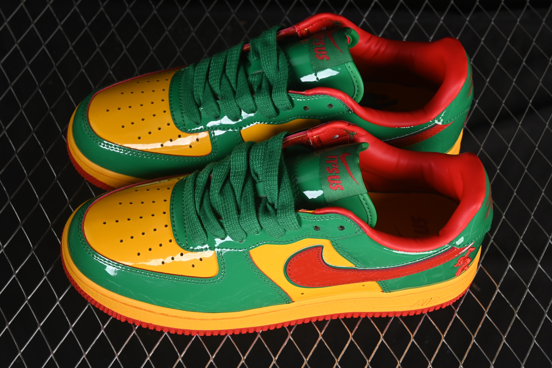 💰440纯原 Lil Yachty x Nike Air Force 1'07 Low 联名款 打工人2.0 空军一号低帮休闲板鞋 IH4383-300
#鞋身通体采用漆皮材质打造，配色方面也一改初代的简约设计，采用黄/绿/红三色呈现，辨识度拉满！鞋舌标签以IT`S US字样呈现，尾部的同样带有Lil Yachty标志性的刺绣Logo，彰显联名身份。
尺码：36 36.5 37.5 38 38.5 39 40 40.5 41 42 42.5 43 44 44.5 45 46 47.5 3.E5