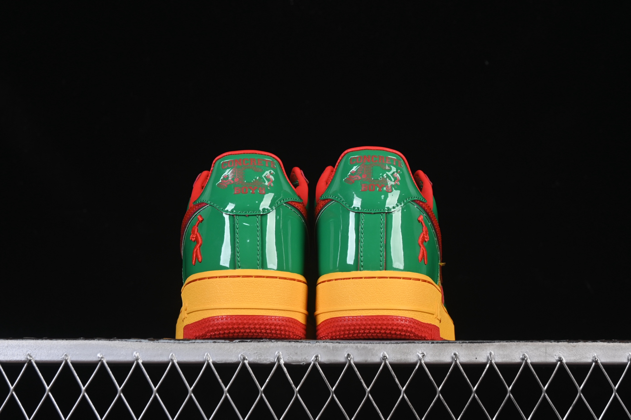 💰440纯原 Lil Yachty x Nike Air Force 1'07 Low 联名款 打工人2.0 空军一号低帮休闲板鞋 IH4383-300
#鞋身通体采用漆皮材质打造，配色方面也一改初代的简约设计，采用黄/绿/红三色呈现，辨识度拉满！鞋舌标签以IT`S US字样呈现，尾部的同样带有Lil Yachty标志性的刺绣Logo，彰显联名身份。
尺码：36 36.5 37.5 38 38.5 39 40 40.5 41 42 42.5 43 44 44.5 45 46 47.5 3.E5
