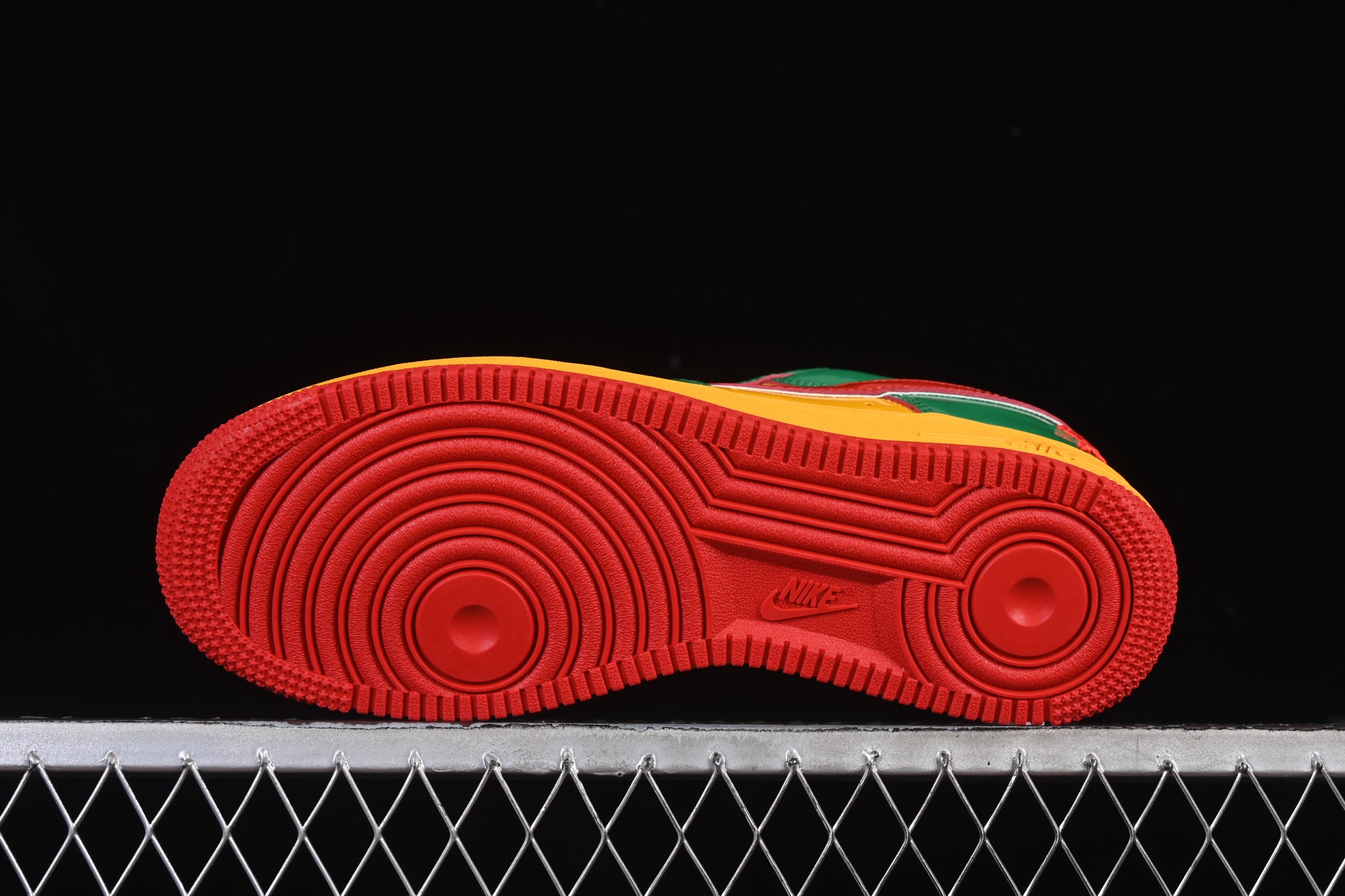 💰440纯原 Lil Yachty x Nike Air Force 1'07 Low 联名款 打工人2.0 空军一号低帮休闲板鞋 IH4383-300
#鞋身通体采用漆皮材质打造，配色方面也一改初代的简约设计，采用黄/绿/红三色呈现，辨识度拉满！鞋舌标签以IT`S US字样呈现，尾部的同样带有Lil Yachty标志性的刺绣Logo，彰显联名身份。
尺码：36 36.5 37.5 38 38.5 39 40 40.5 41 42 42.5 43 44 44.5 45 46 47.5 3.E5