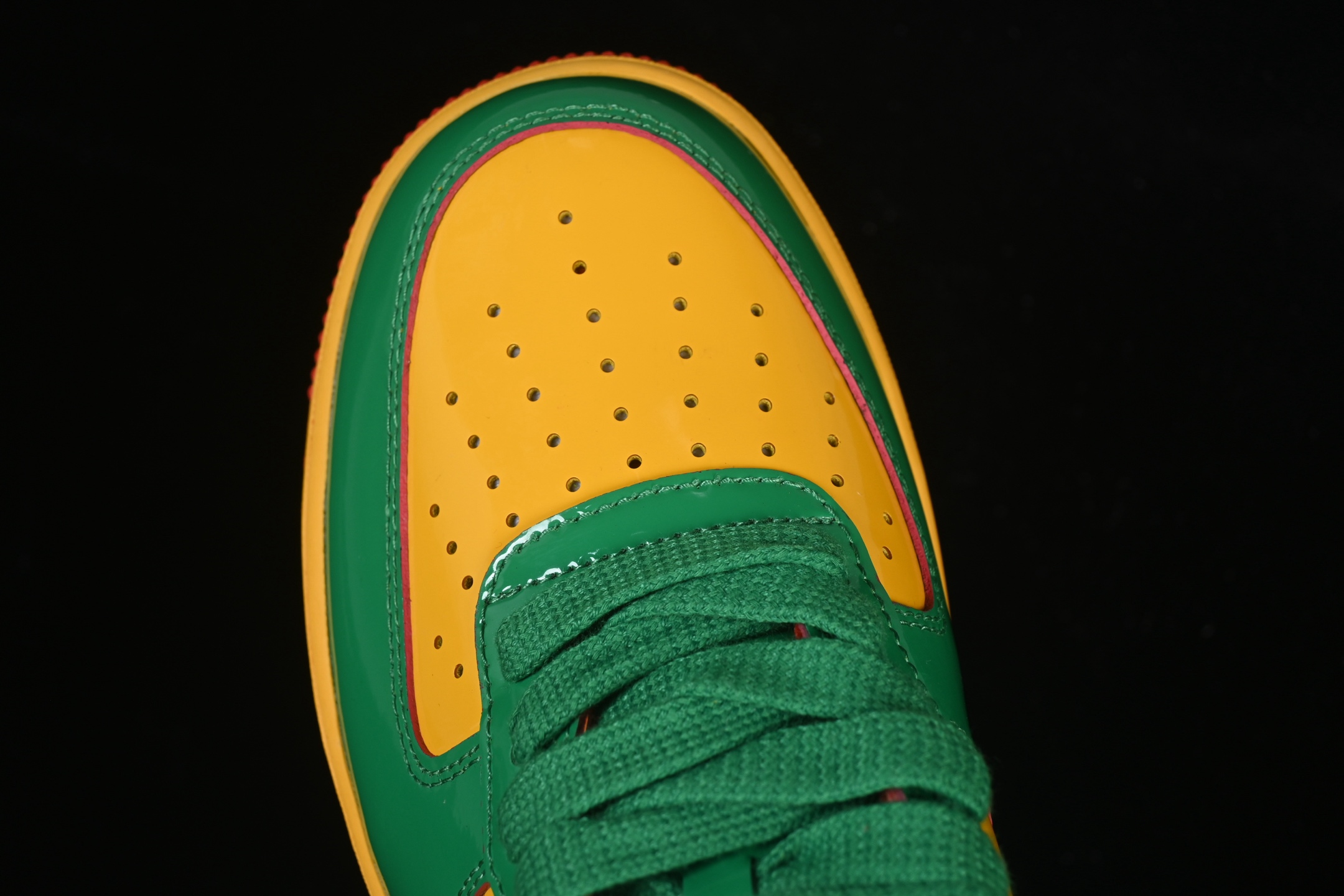 💰440纯原 Lil Yachty x Nike Air Force 1'07 Low 联名款 打工人2.0 空军一号低帮休闲板鞋 IH4383-300
#鞋身通体采用漆皮材质打造，配色方面也一改初代的简约设计，采用黄/绿/红三色呈现，辨识度拉满！鞋舌标签以IT`S US字样呈现，尾部的同样带有Lil Yachty标志性的刺绣Logo，彰显联名身份。
尺码：36 36.5 37.5 38 38.5 39 40 40.5 41 42 42.5 43 44 44.5 45 46 47.5 3.E5