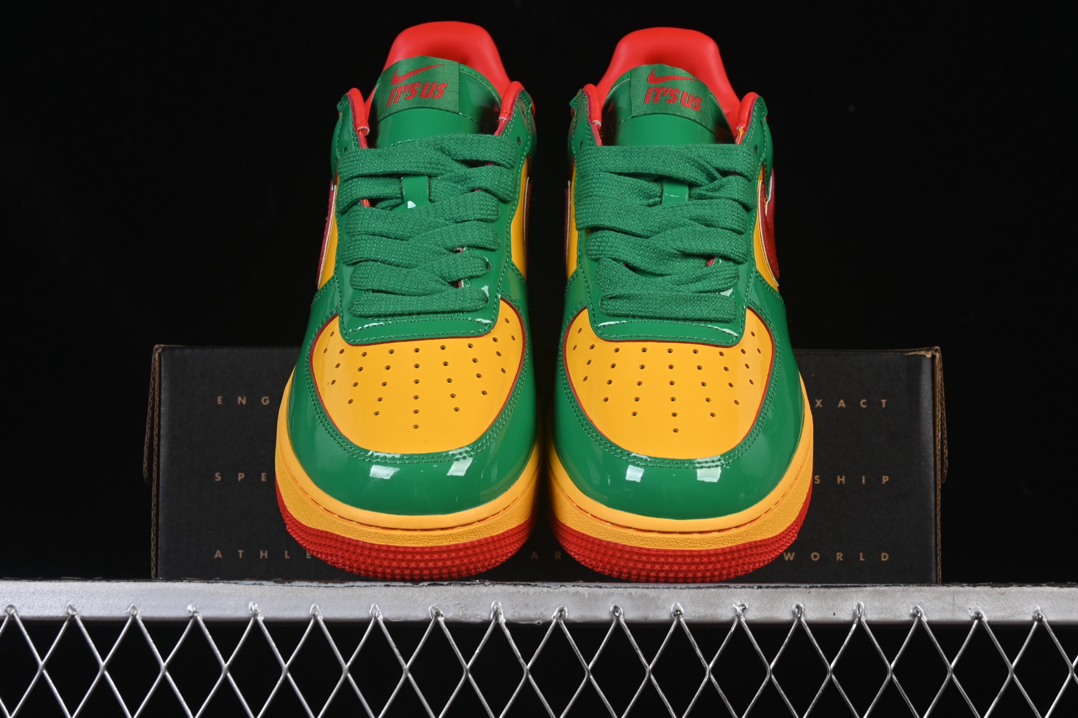 💰440纯原 Lil Yachty x Nike Air Force 1'07 Low 联名款 打工人2.0 空军一号低帮休闲板鞋 IH4383-300
#鞋身通体采用漆皮材质打造，配色方面也一改初代的简约设计，采用黄/绿/红三色呈现，辨识度拉满！鞋舌标签以IT`S US字样呈现，尾部的同样带有Lil Yachty标志性的刺绣Logo，彰显联名身份。
尺码：36 36.5 37.5 38 38.5 39 40 40.5 41 42 42.5 43 44 44.5 45 46 47.5 3.E5