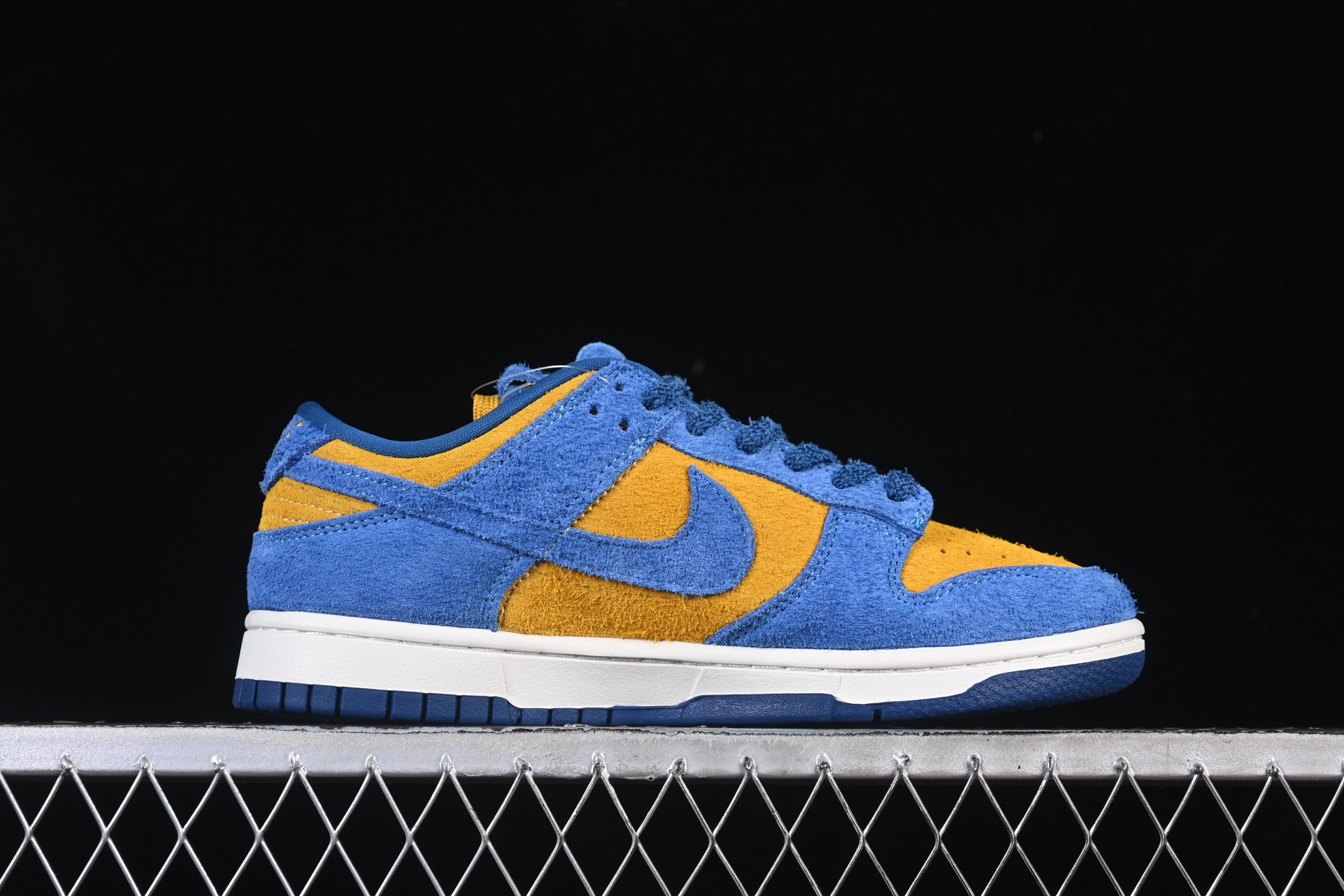 💰200真标💰260公司级💰360纯原
Nike Dunk Low "Panda" 蓝橙熊猫 低帮休闲板鞋 IH7648-700
#鞋身覆盖长绒麂皮，艳丽的双色拼接更是骚气值拉满，鞋舌内侧标明熊猫图案，证明这真是熊猫 Dunk 家族的一员，EST.1985 字样是 Dunk 的发布年份。
尺码：35.5 36 36.5 37.5 38 38.5 39 40 40.5 41 42 42.5 43 44 44.5 45 46 47.5 N.D4