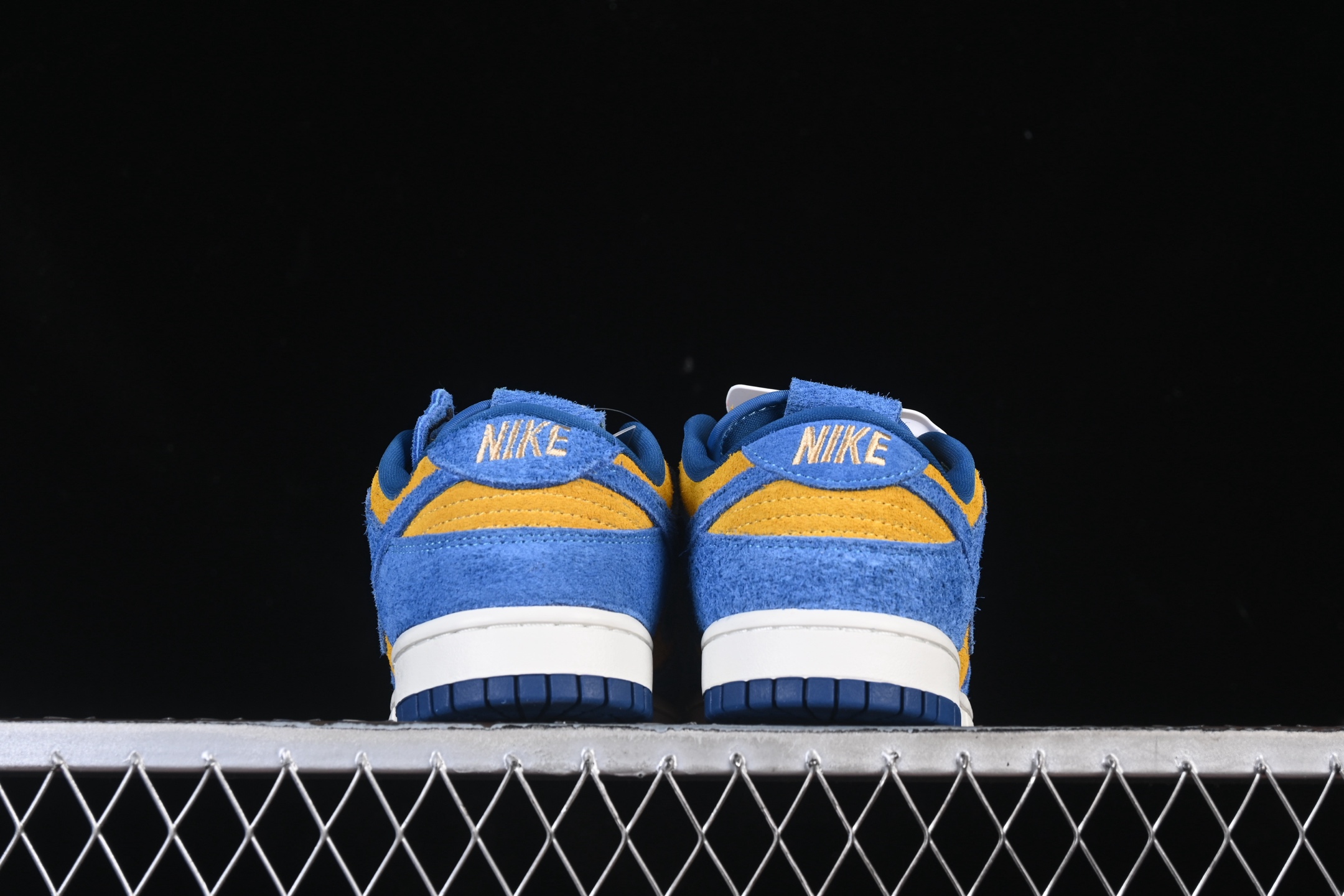 💰200真标💰260公司级💰360纯原
Nike Dunk Low "Panda" 蓝橙熊猫 低帮休闲板鞋 IH7648-700
#鞋身覆盖长绒麂皮，艳丽的双色拼接更是骚气值拉满，鞋舌内侧标明熊猫图案，证明这真是熊猫 Dunk 家族的一员，EST.1985 字样是 Dunk 的发布年份。
尺码：35.5 36 36.5 37.5 38 38.5 39 40 40.5 41 42 42.5 43 44 44.5 45 46 47.5 N.D4