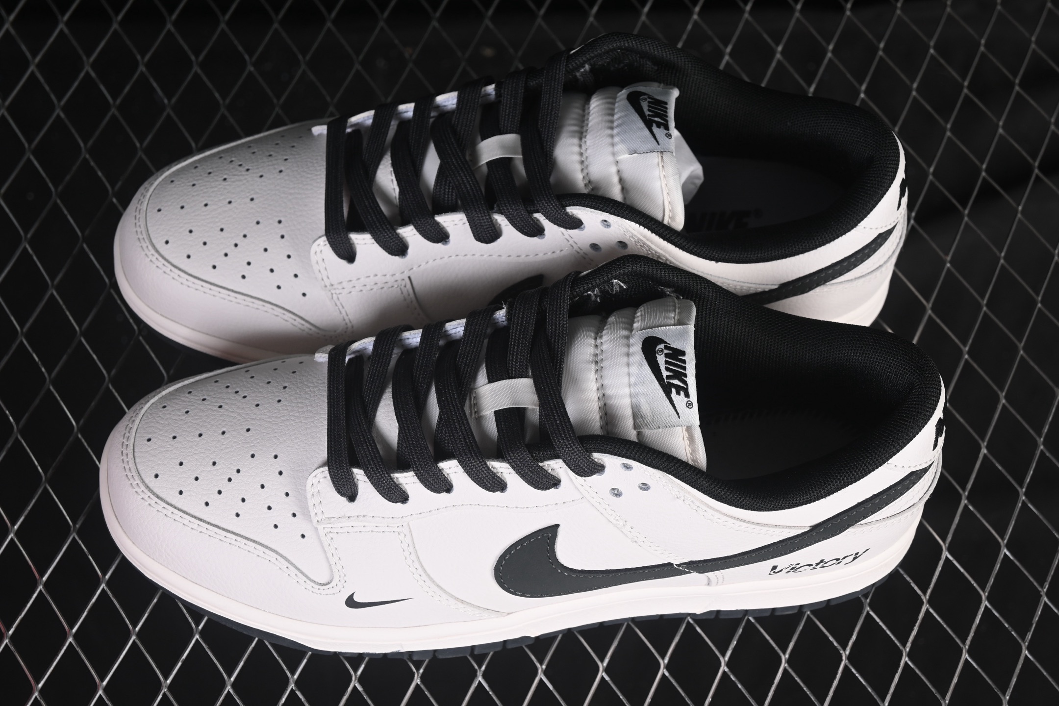💰260公司级💰360纯原
Nike SB Dunk Low "Just Do It" 周年高端定制 低帮休闲板鞋 WB0508-041
#定制鞋盒 超高清洁度 皮料切割干净无任何毛边 细节完美 
尺码：40 40.5 41 42 42.5 43 44 44.5 45 46 9.E5