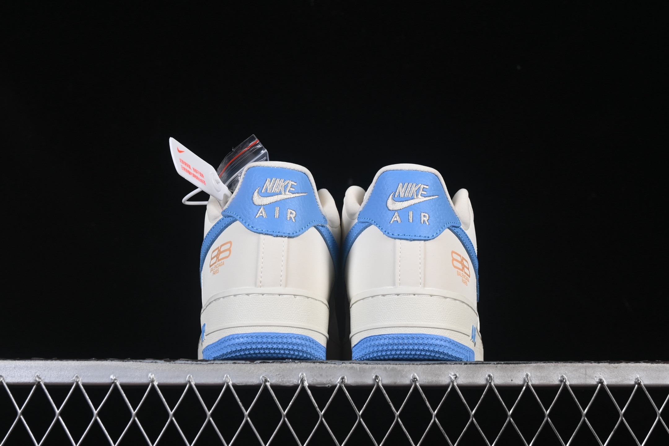 💰300纯原
 Nike Air Force 1'07 Low 巴黎世家联名 白蓝金 空军一号低帮休闲板鞋 YF9511-803
#原楦头原纸板 高端定制鞋盒 原厂鞋底 超高清洁度 细节完美
尺码：36 36.5 37.5 38 38.5 39 40 40.5 41 42 42.5 43 44 44.5 45 9.D4