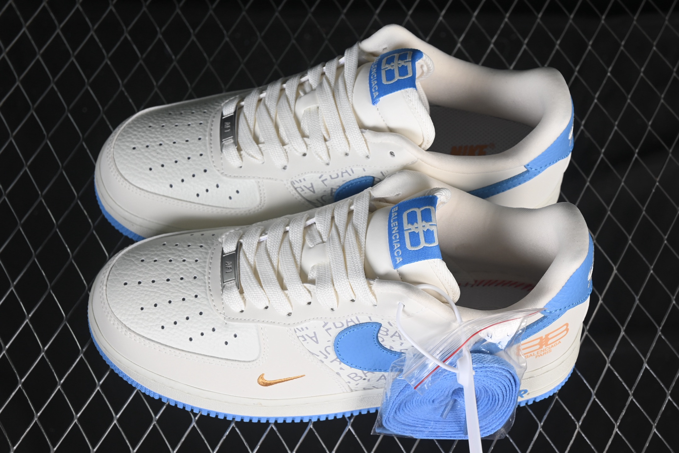 💰300纯原
 Nike Air Force 1'07 Low 巴黎世家联名 白蓝金 空军一号低帮休闲板鞋 YF9511-803
#原楦头原纸板 高端定制鞋盒 原厂鞋底 超高清洁度 细节完美
尺码：36 36.5 37.5 38 38.5 39 40 40.5 41 42 42.5 43 44 44.5 45 9.D4