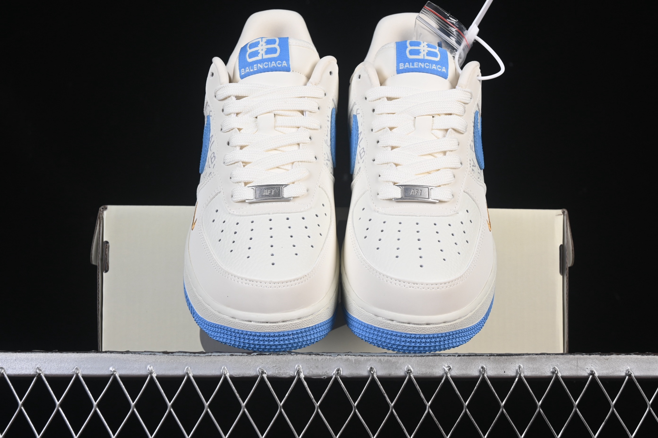 💰300纯原
 Nike Air Force 1'07 Low 巴黎世家联名 白蓝金 空军一号低帮休闲板鞋 YF9511-803
#原楦头原纸板 高端定制鞋盒 原厂鞋底 超高清洁度 细节完美
尺码：36 36.5 37.5 38 38.5 39 40 40.5 41 42 42.5 43 44 44.5 45 9.D4