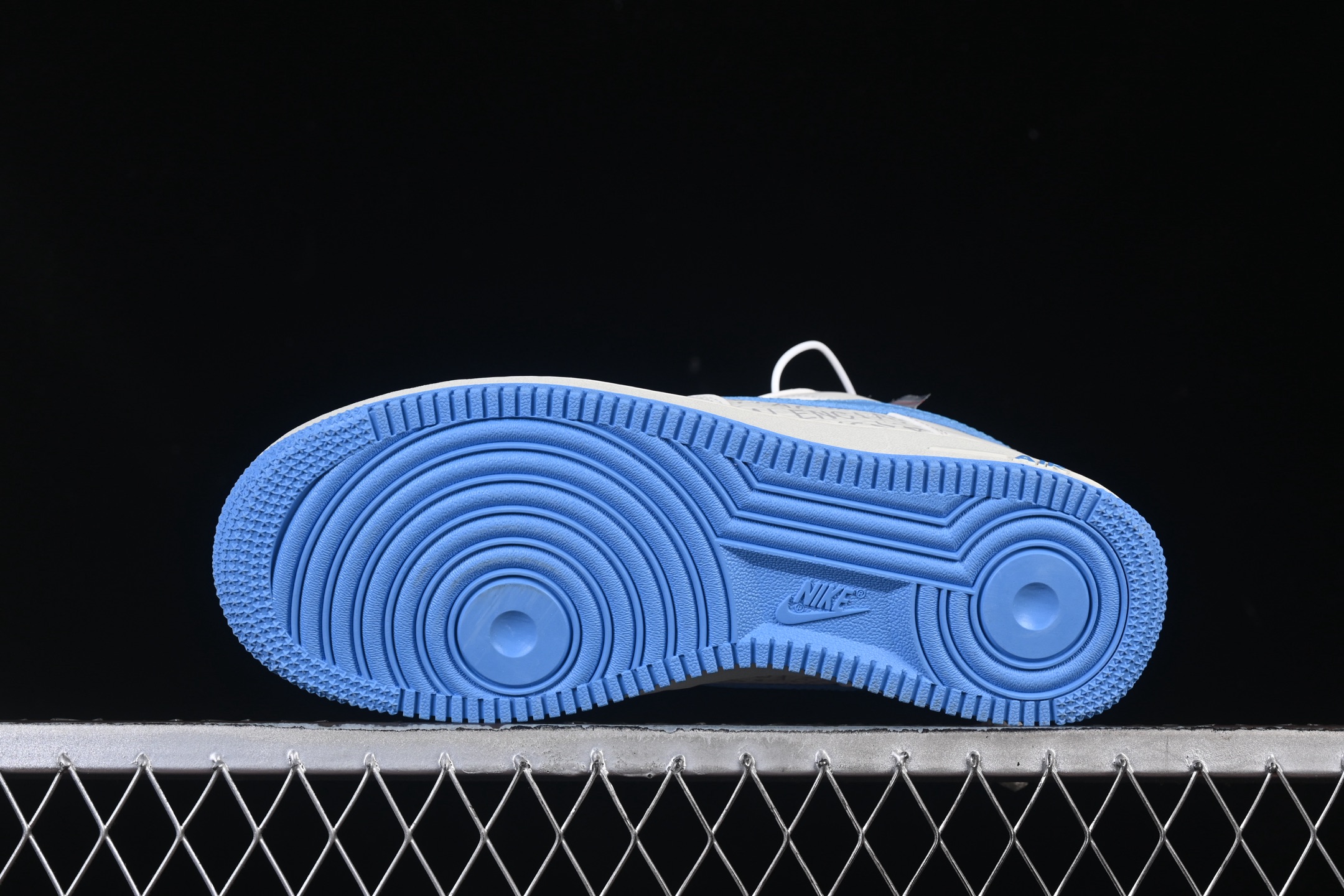 💰300纯原
 Nike Air Force 1'07 Low 巴黎世家联名 白蓝金 空军一号低帮休闲板鞋 YF9511-803
#原楦头原纸板 高端定制鞋盒 原厂鞋底 超高清洁度 细节完美
尺码：36 36.5 37.5 38 38.5 39 40 40.5 41 42 42.5 43 44 44.5 45 9.D4