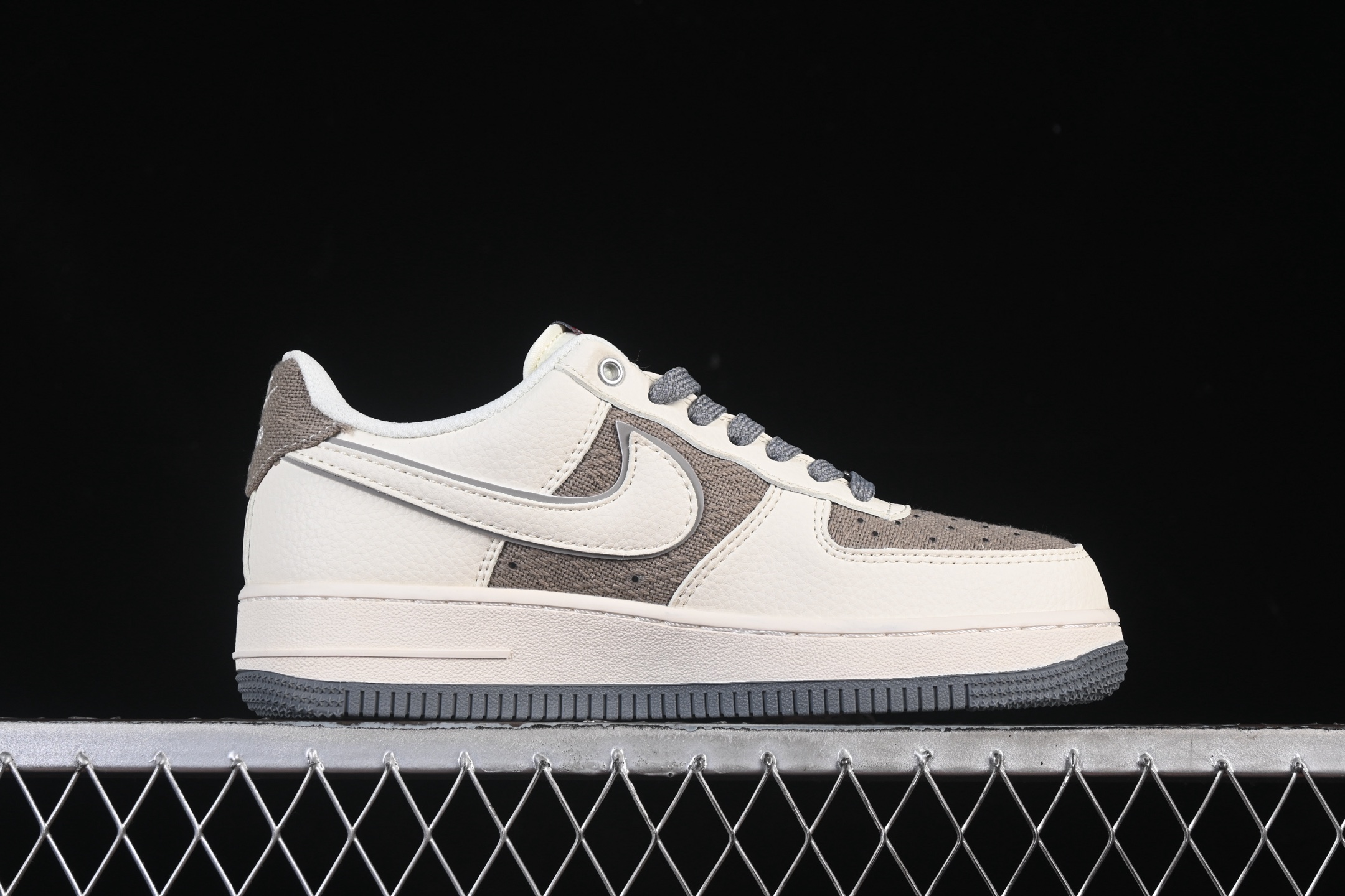 💰280纯原
Nike Air Force 1'07 Low Supreme联名 米灰帆布 空军一号低帮休闲板鞋 XX3168-210
#原楦头原纸板 原装鞋盒 定制五金配件 内置全掌气垫 原厂鞋底
尺码：36 36.5 37.5 38 38.5 39 40 40.5 41 42 42.5 43 44 44.5 45 9.D4