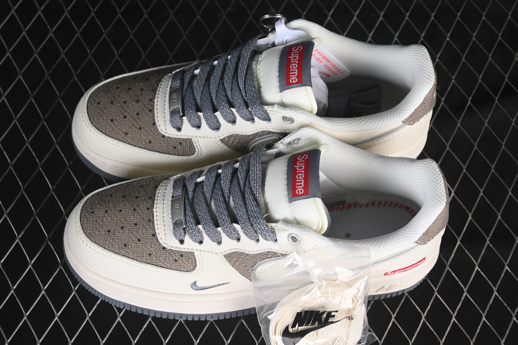💰280纯原
Nike Air Force 1'07 Low Supreme联名 米灰帆布 空军一号低帮休闲板鞋 XX3168-210
#原楦头原纸板 原装鞋盒 定制五金配件 内置全掌气垫 原厂鞋底
尺码：36 36.5 37.5 38 38.5 39 40 40.5 41 42 42.5 43 44 44.5 45 9.D4