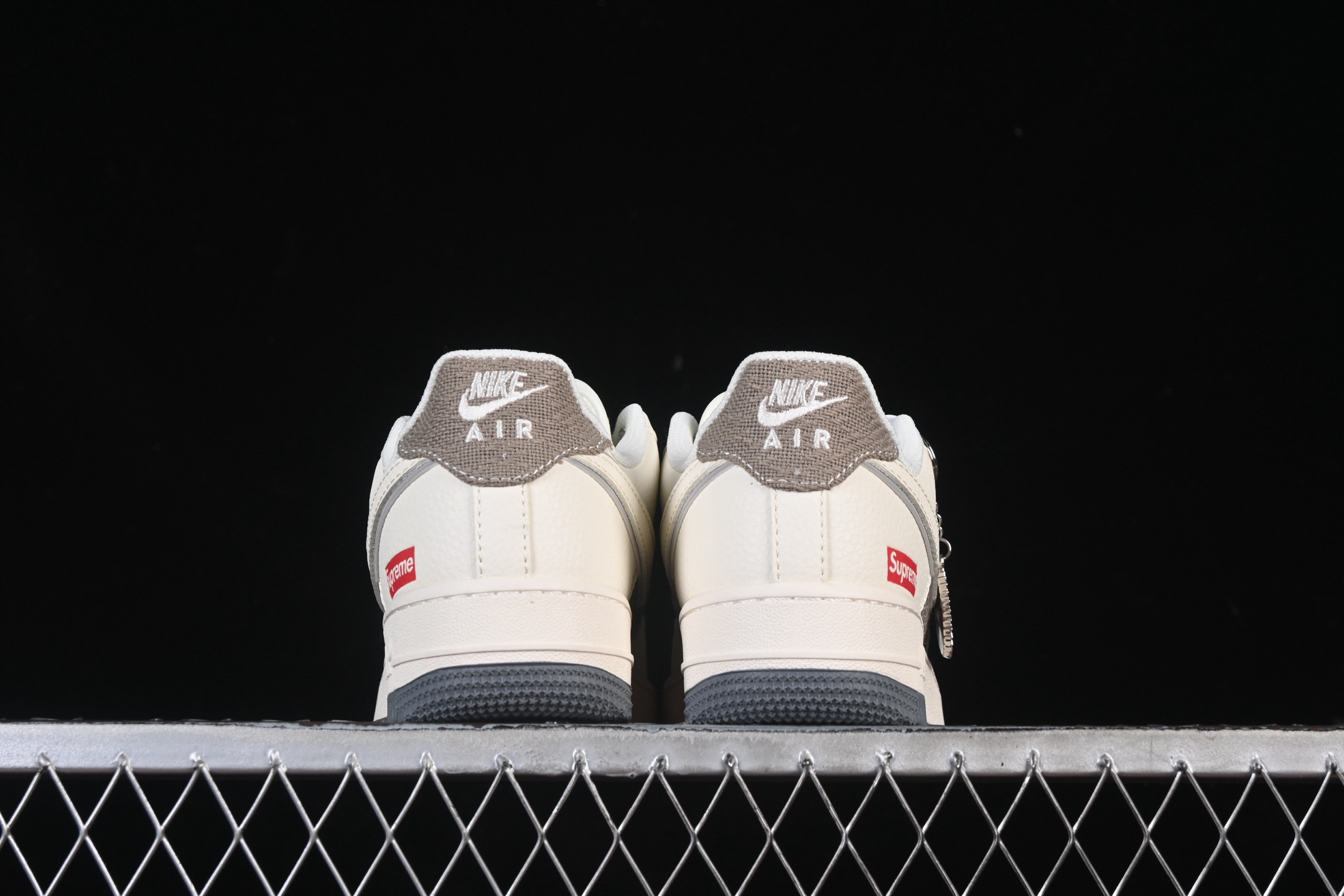 💰280纯原
Nike Air Force 1'07 Low Supreme联名 米灰帆布 空军一号低帮休闲板鞋 XX3168-210
#原楦头原纸板 原装鞋盒 定制五金配件 内置全掌气垫 原厂鞋底
尺码：36 36.5 37.5 38 38.5 39 40 40.5 41 42 42.5 43 44 44.5 45 9.D4