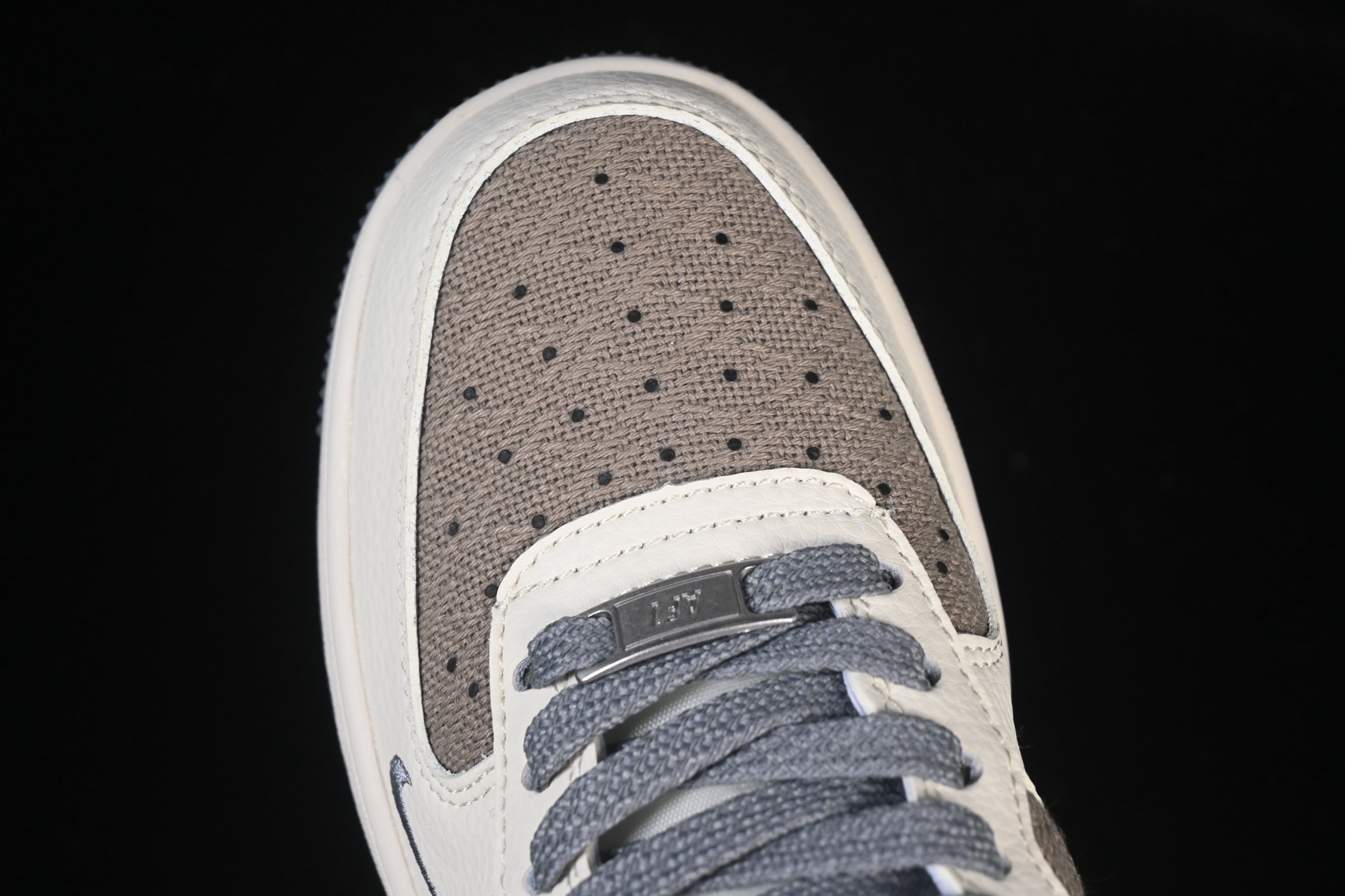 💰280纯原
Nike Air Force 1'07 Low Supreme联名 米灰帆布 空军一号低帮休闲板鞋 XX3168-210
#原楦头原纸板 原装鞋盒 定制五金配件 内置全掌气垫 原厂鞋底
尺码：36 36.5 37.5 38 38.5 39 40 40.5 41 42 42.5 43 44 44.5 45 9.D4