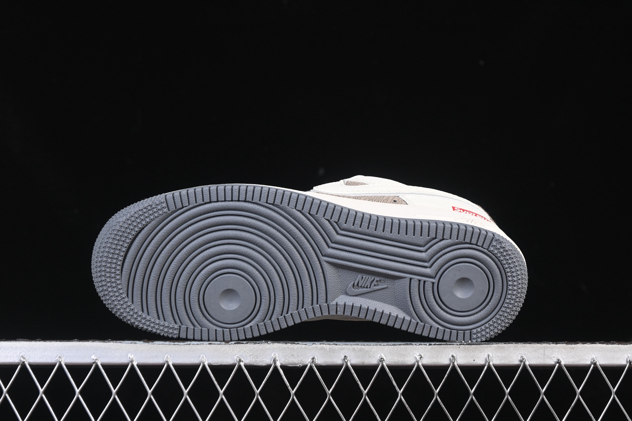 💰280纯原
Nike Air Force 1'07 Low Supreme联名 米灰帆布 空军一号低帮休闲板鞋 XX3168-210
#原楦头原纸板 原装鞋盒 定制五金配件 内置全掌气垫 原厂鞋底
尺码：36 36.5 37.5 38 38.5 39 40 40.5 41 42 42.5 43 44 44.5 45 9.D4