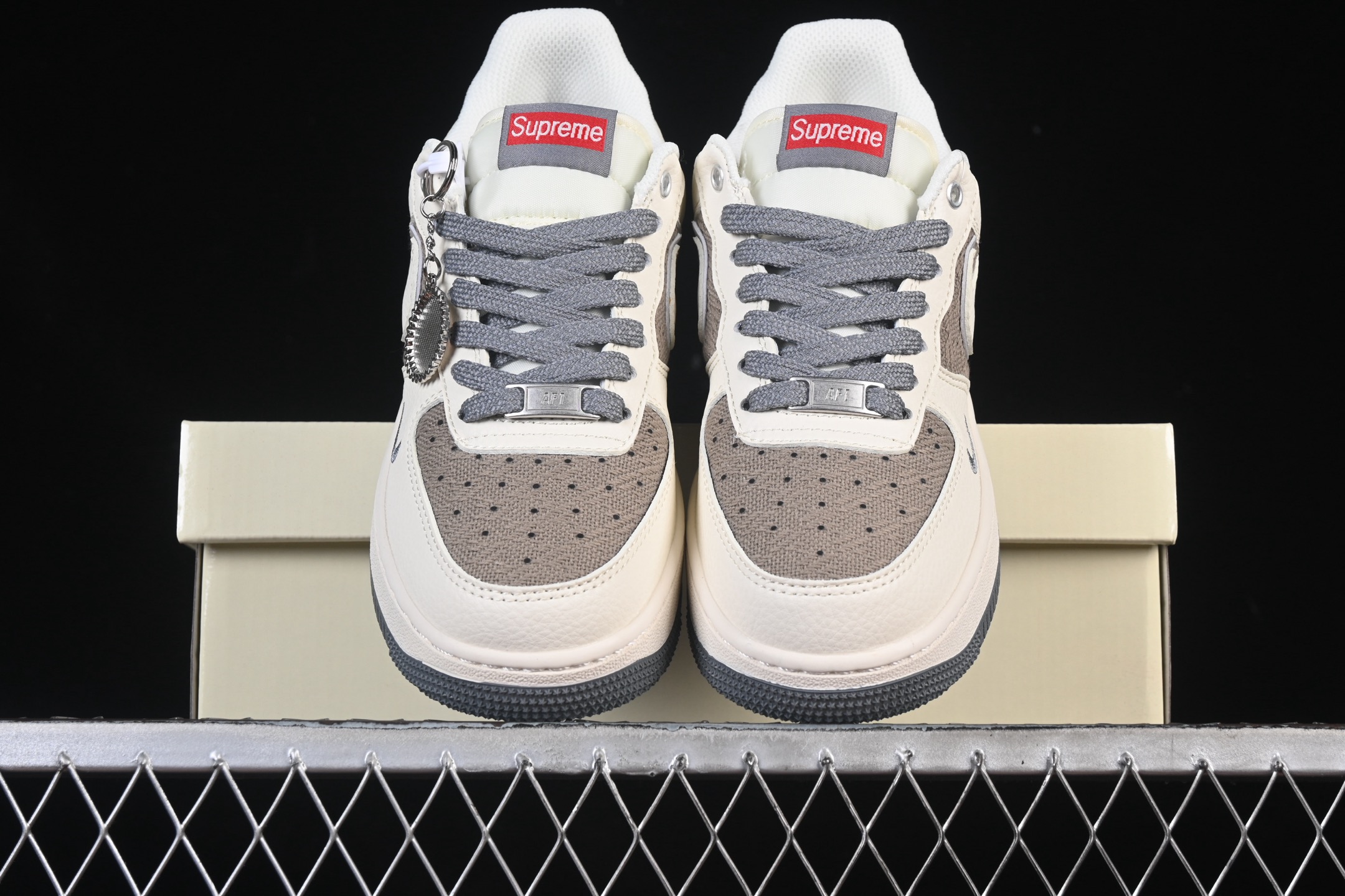 💰280纯原
Nike Air Force 1'07 Low Supreme联名 米灰帆布 空军一号低帮休闲板鞋 XX3168-210
#原楦头原纸板 原装鞋盒 定制五金配件 内置全掌气垫 原厂鞋底
尺码：36 36.5 37.5 38 38.5 39 40 40.5 41 42 42.5 43 44 44.5 45 9.D4