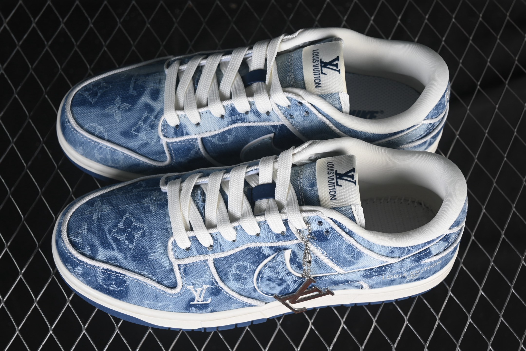 💰280公司级💰360纯原
Nike SB Dunk Low LV联名 淡蓝牛仔 周年高端定制 低帮休闲板鞋 SC0601-468
#定制鞋盒 大厂纯原品质出货 超高清洁度 皮料切割干净无任何毛边 细节完美 
尺码：36 36.5 37.5 38 38.5 39 40 40.5 41 42 42.5 43 44 44.5 45 9.E5