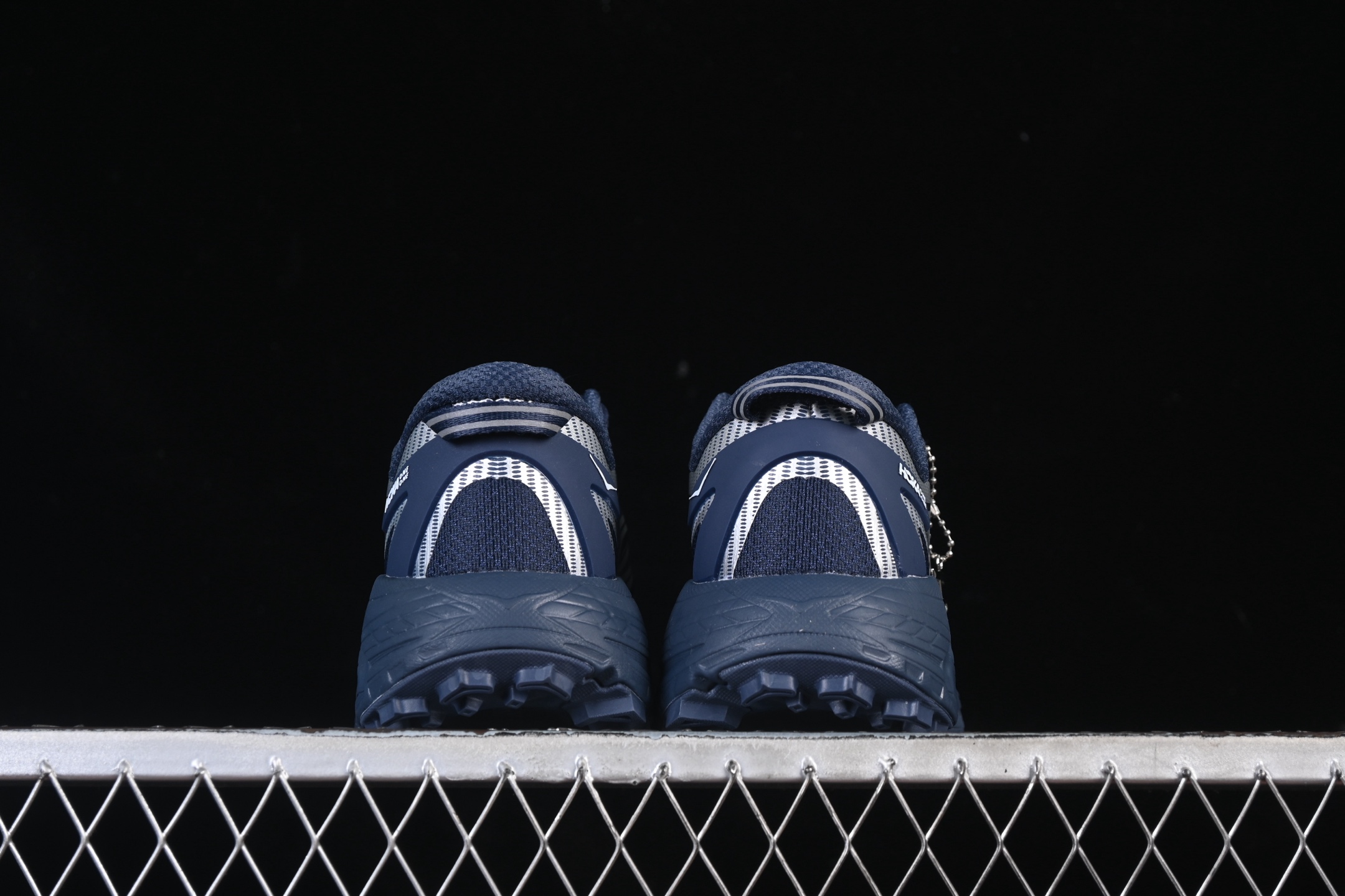 💰240纯原
 Hoka Mafate Speed 2 马法特二代超轻厚底轻量山地跑步鞋 1126851 VYNV
#轻量化材料Fresh Foam。超轻量中底全部用料过3C认证！ 滚动平衡科技减少33%能量消耗 ！第二代Mafate更是延续精髓设计，并调整了整体的鞋型，修身的鞋型，更加灵巧的感觉一下子来了。外底韧弹感十足的EVA泡绵，结合Vibram橡胶大底，性能稳定输出，无论是平时穿着还是在潮湿的梅雨季节跑步，都是非常优秀的搭配。
尺码：36 36.5 37 38 38.5 39 40 40.5 41 42 42.5 43 44 45 X.D4