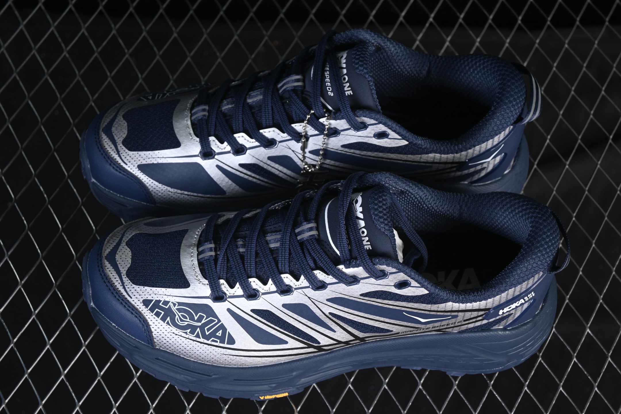 💰240纯原
 Hoka Mafate Speed 2 马法特二代超轻厚底轻量山地跑步鞋 1126851 VYNV
#轻量化材料Fresh Foam。超轻量中底全部用料过3C认证！ 滚动平衡科技减少33%能量消耗 ！第二代Mafate更是延续精髓设计，并调整了整体的鞋型，修身的鞋型，更加灵巧的感觉一下子来了。外底韧弹感十足的EVA泡绵，结合Vibram橡胶大底，性能稳定输出，无论是平时穿着还是在潮湿的梅雨季节跑步，都是非常优秀的搭配。
尺码：36 36.5 37 38 38.5 39 40 40.5 41 42 42.5 43 44 45 X.D4