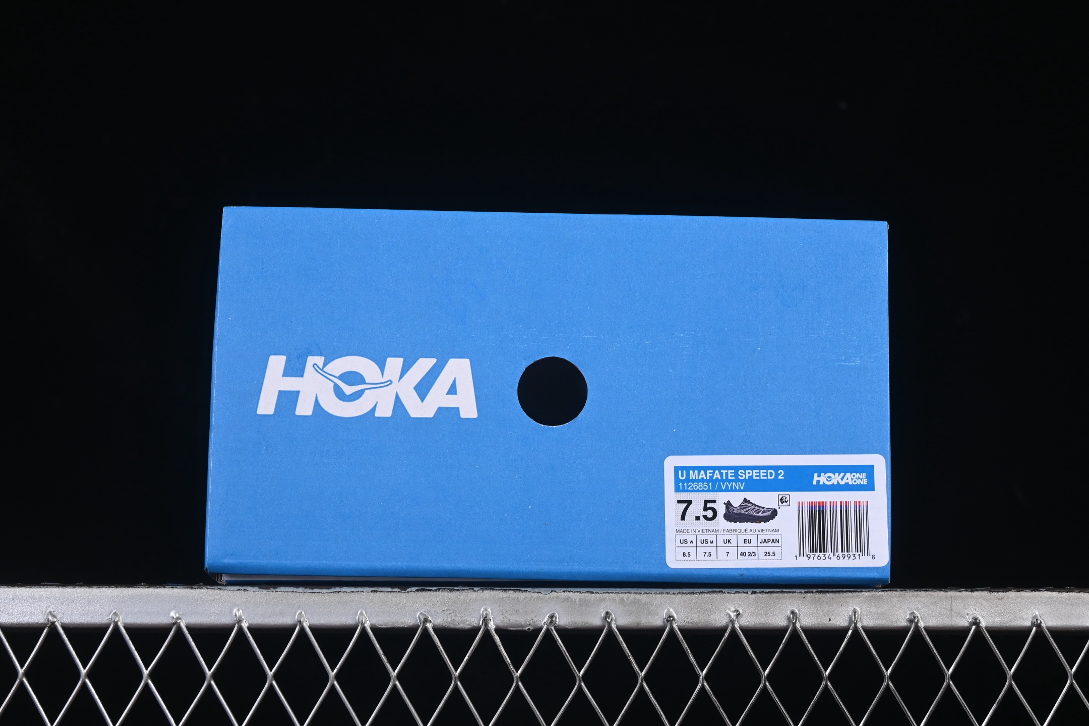 💰240纯原
 Hoka Mafate Speed 2 马法特二代超轻厚底轻量山地跑步鞋 1126851 VYNV
#轻量化材料Fresh Foam。超轻量中底全部用料过3C认证！ 滚动平衡科技减少33%能量消耗 ！第二代Mafate更是延续精髓设计，并调整了整体的鞋型，修身的鞋型，更加灵巧的感觉一下子来了。外底韧弹感十足的EVA泡绵，结合Vibram橡胶大底，性能稳定输出，无论是平时穿着还是在潮湿的梅雨季节跑步，都是非常优秀的搭配。
尺码：36 36.5 37 38 38.5 39 40 40.5 41 42 42.5 43 44 45 X.D4