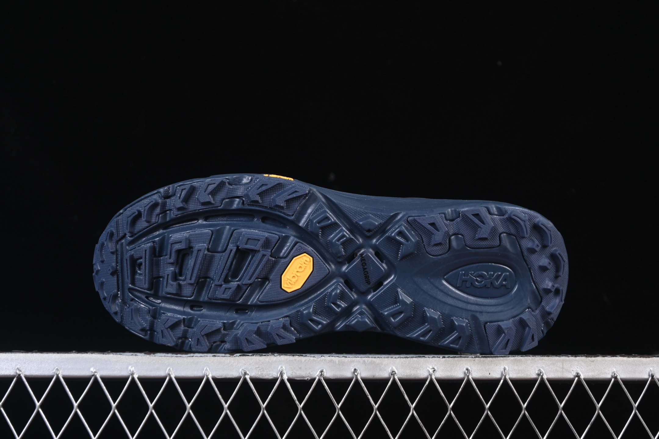 💰240纯原
 Hoka Mafate Speed 2 马法特二代超轻厚底轻量山地跑步鞋 1126851 VYNV
#轻量化材料Fresh Foam。超轻量中底全部用料过3C认证！ 滚动平衡科技减少33%能量消耗 ！第二代Mafate更是延续精髓设计，并调整了整体的鞋型，修身的鞋型，更加灵巧的感觉一下子来了。外底韧弹感十足的EVA泡绵，结合Vibram橡胶大底，性能稳定输出，无论是平时穿着还是在潮湿的梅雨季节跑步，都是非常优秀的搭配。
尺码：36 36.5 37 38 38.5 39 40 40.5 41 42 42.5 43 44 45 X.D4