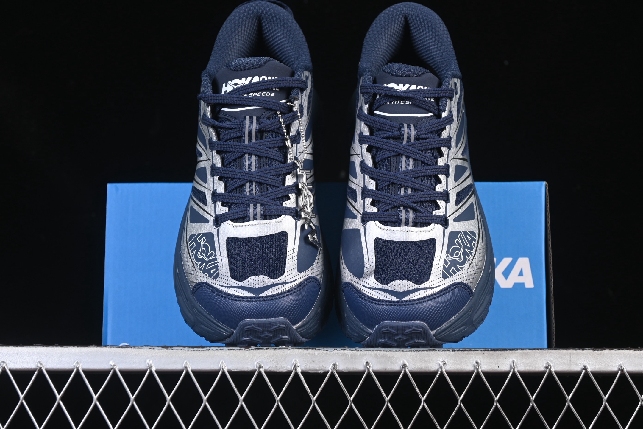 💰240纯原
 Hoka Mafate Speed 2 马法特二代超轻厚底轻量山地跑步鞋 1126851 VYNV
#轻量化材料Fresh Foam。超轻量中底全部用料过3C认证！ 滚动平衡科技减少33%能量消耗 ！第二代Mafate更是延续精髓设计，并调整了整体的鞋型，修身的鞋型，更加灵巧的感觉一下子来了。外底韧弹感十足的EVA泡绵，结合Vibram橡胶大底，性能稳定输出，无论是平时穿着还是在潮湿的梅雨季节跑步，都是非常优秀的搭配。
尺码：36 36.5 37 38 38.5 39 40 40.5 41 42 42.5 43 44 45 X.D4