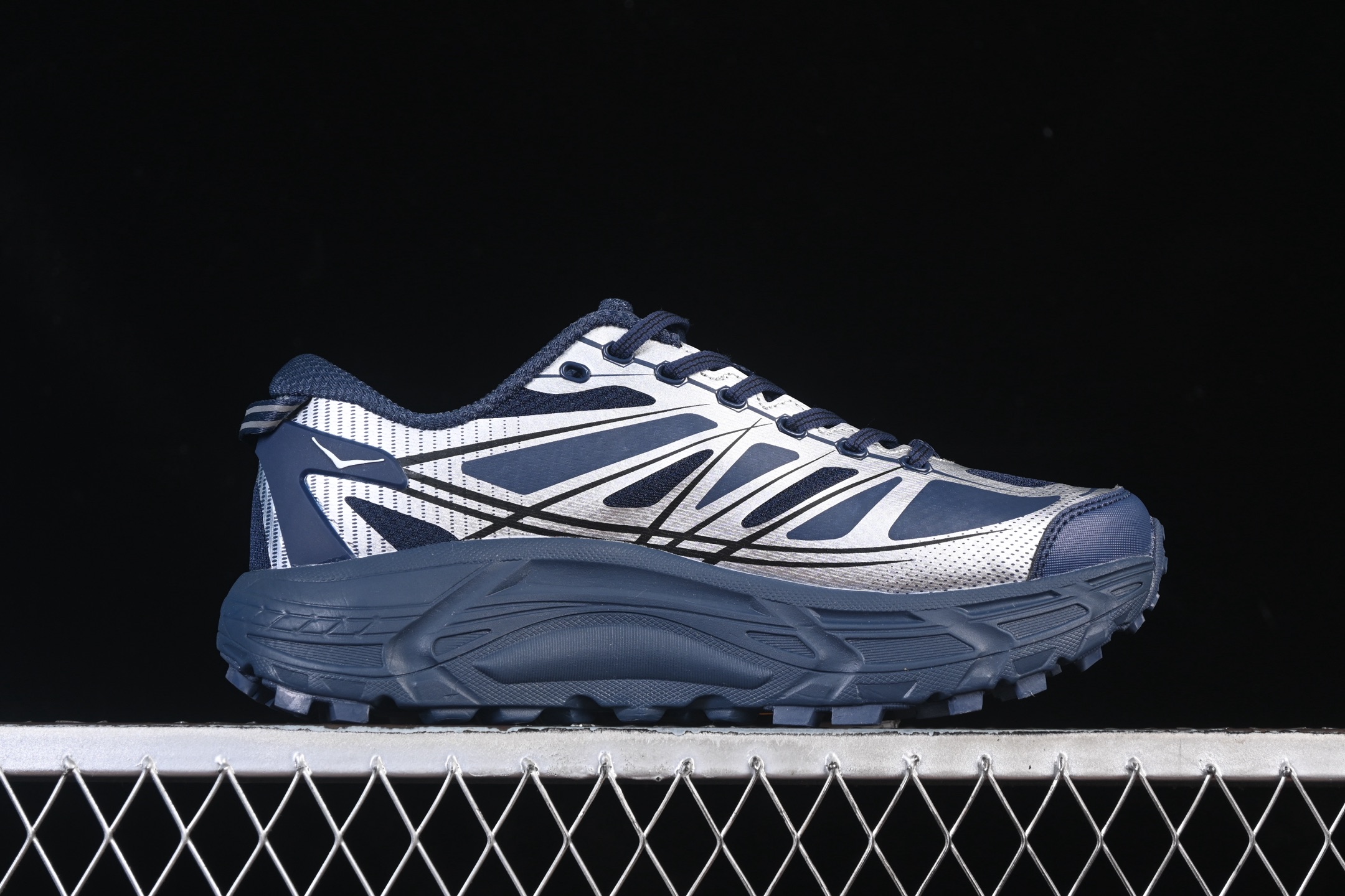 💰240纯原
 Hoka Mafate Speed 2 马法特二代超轻厚底轻量山地跑步鞋 1126851 VYNV
#轻量化材料Fresh Foam。超轻量中底全部用料过3C认证！ 滚动平衡科技减少33%能量消耗 ！第二代Mafate更是延续精髓设计，并调整了整体的鞋型，修身的鞋型，更加灵巧的感觉一下子来了。外底韧弹感十足的EVA泡绵，结合Vibram橡胶大底，性能稳定输出，无论是平时穿着还是在潮湿的梅雨季节跑步，都是非常优秀的搭配。
尺码：36 36.5 37 38 38.5 39 40 40.5 41 42 42.5 43 44 45 X.D4