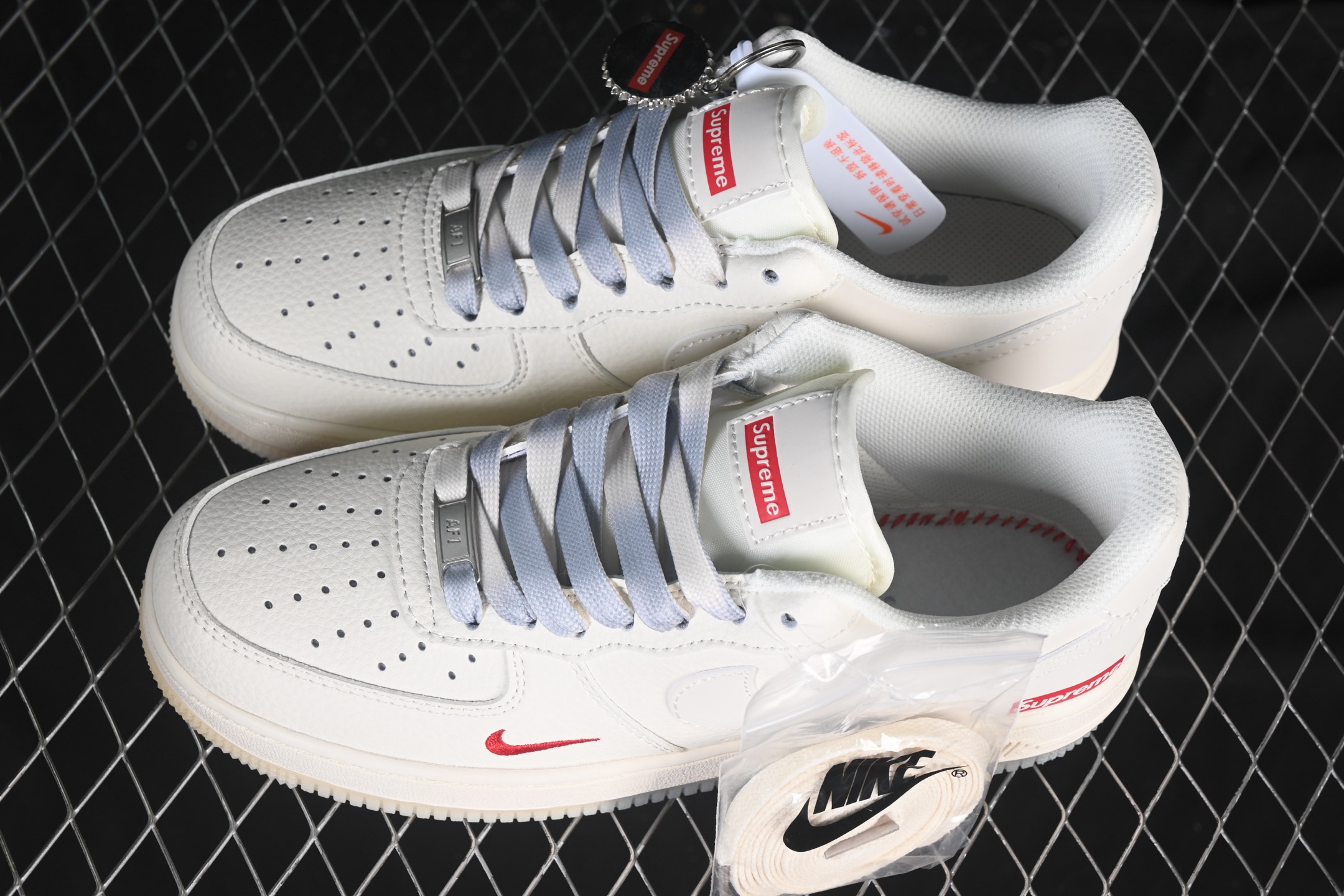 💰280纯原
Nike Air Force 1'07 Low Supreme联名 米灰水晶底 空军一号低帮休闲板鞋 XX3168-178
#原楦头原纸板 原装鞋盒 定制五金配件 内置全掌气垫 原厂鞋底
尺码：36 36.5 37.5 38 38.5 39 40 40.5 41 42 42.5 43 44 44.5 45 9.D4
