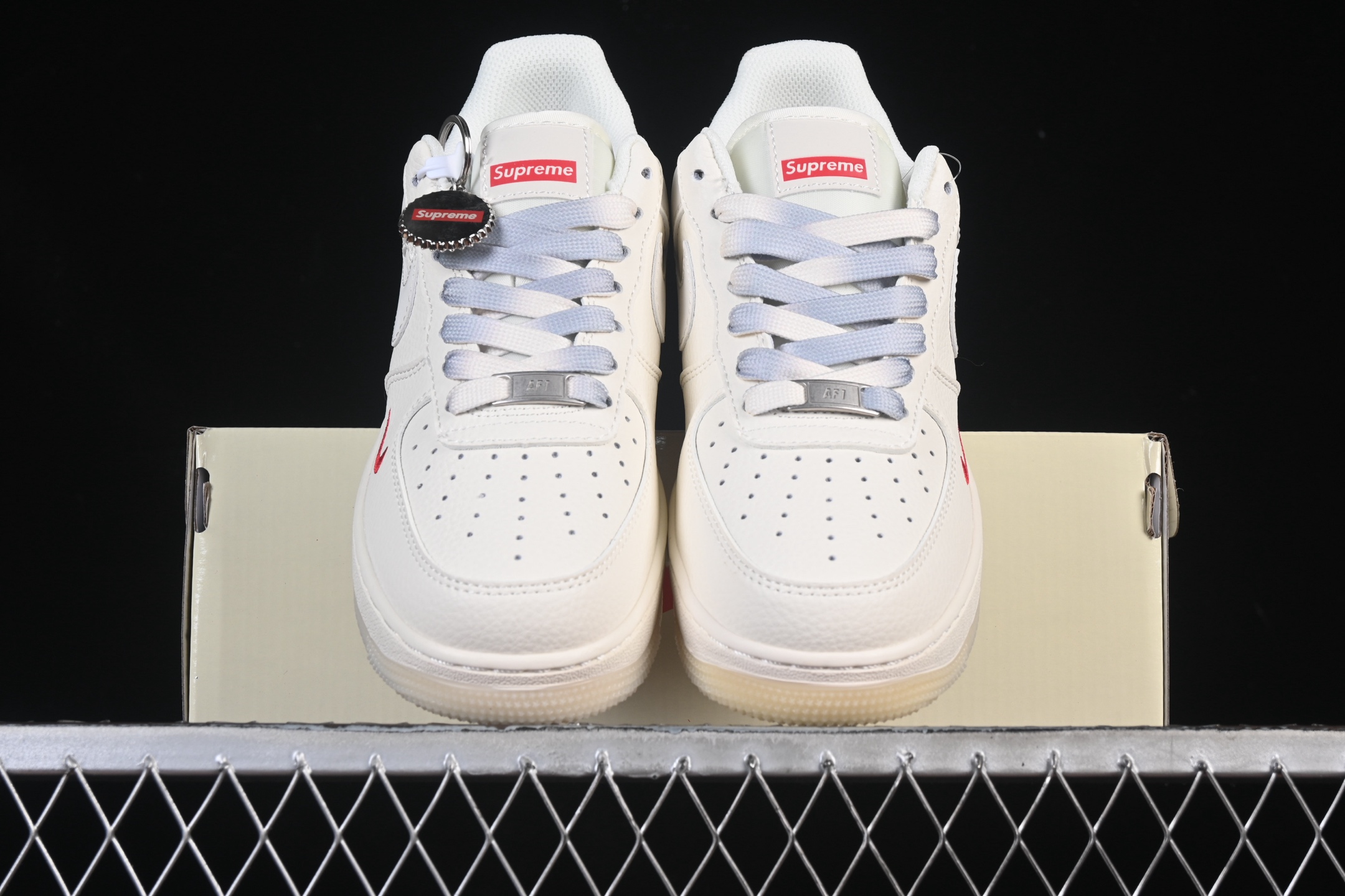 💰280纯原
Nike Air Force 1'07 Low Supreme联名 米灰水晶底 空军一号低帮休闲板鞋 XX3168-178
#原楦头原纸板 原装鞋盒 定制五金配件 内置全掌气垫 原厂鞋底
尺码：36 36.5 37.5 38 38.5 39 40 40.5 41 42 42.5 43 44 44.5 45 9.D4